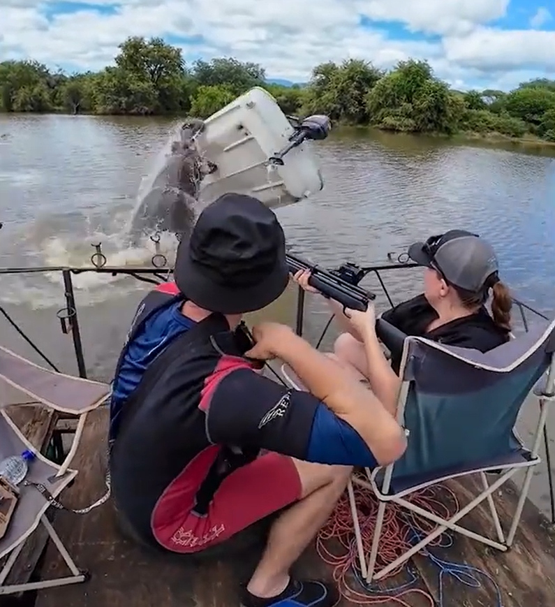 H&agrave; m&atilde; hung h&atilde;n lật &uacute;p chiếc thuyền, người đ&agrave;n &ocirc;ng rơi xuống s&ocirc;ng- Ảnh 1.