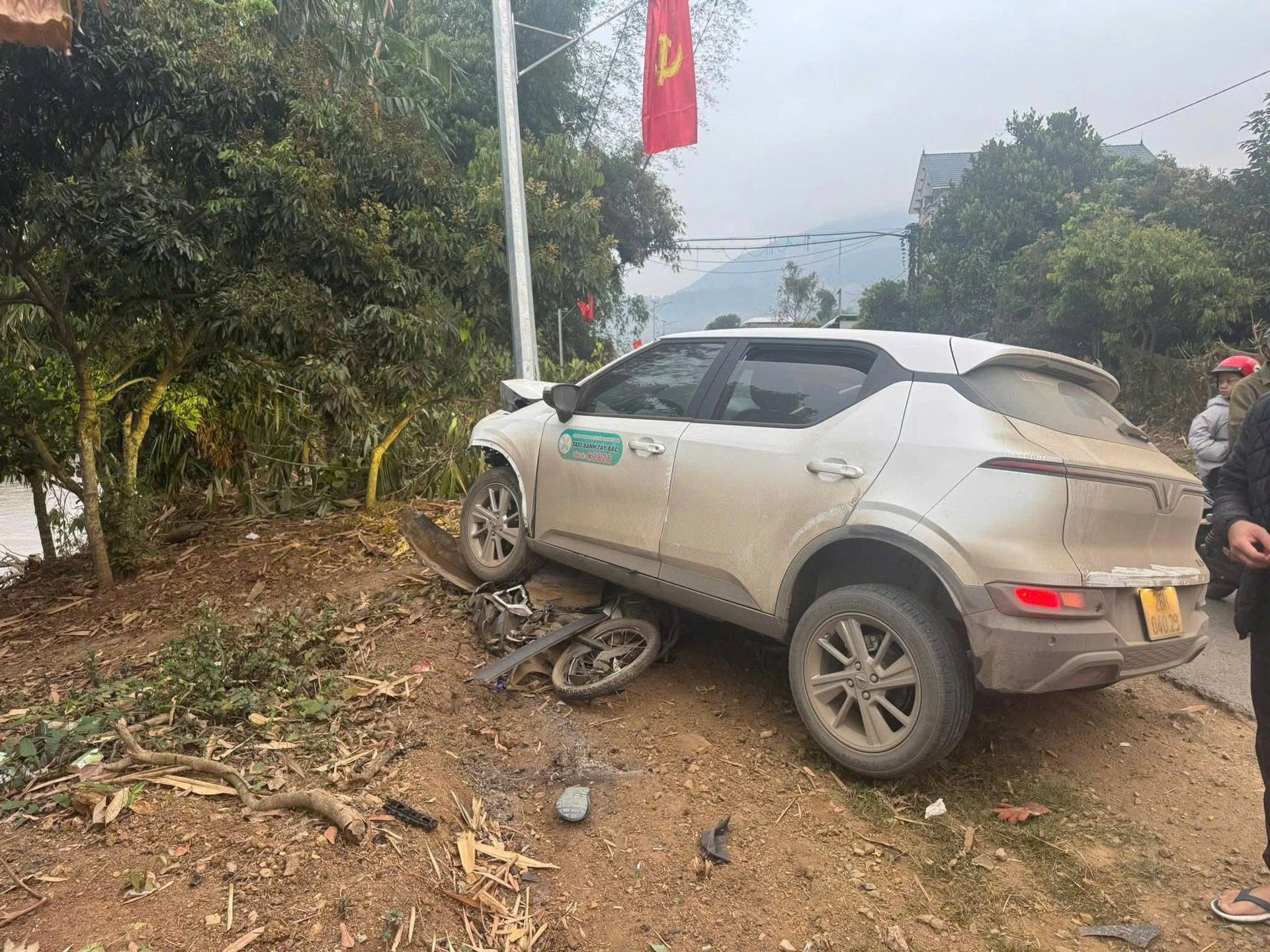 Ô tô chạy lấn làn tông thầy hiệu trưởng đi xe máy tử vong- Ảnh 1. Ô tô chạy lấn làn tông thầy hiệu trưởng đi xe máy tử vong- Ảnh 1.