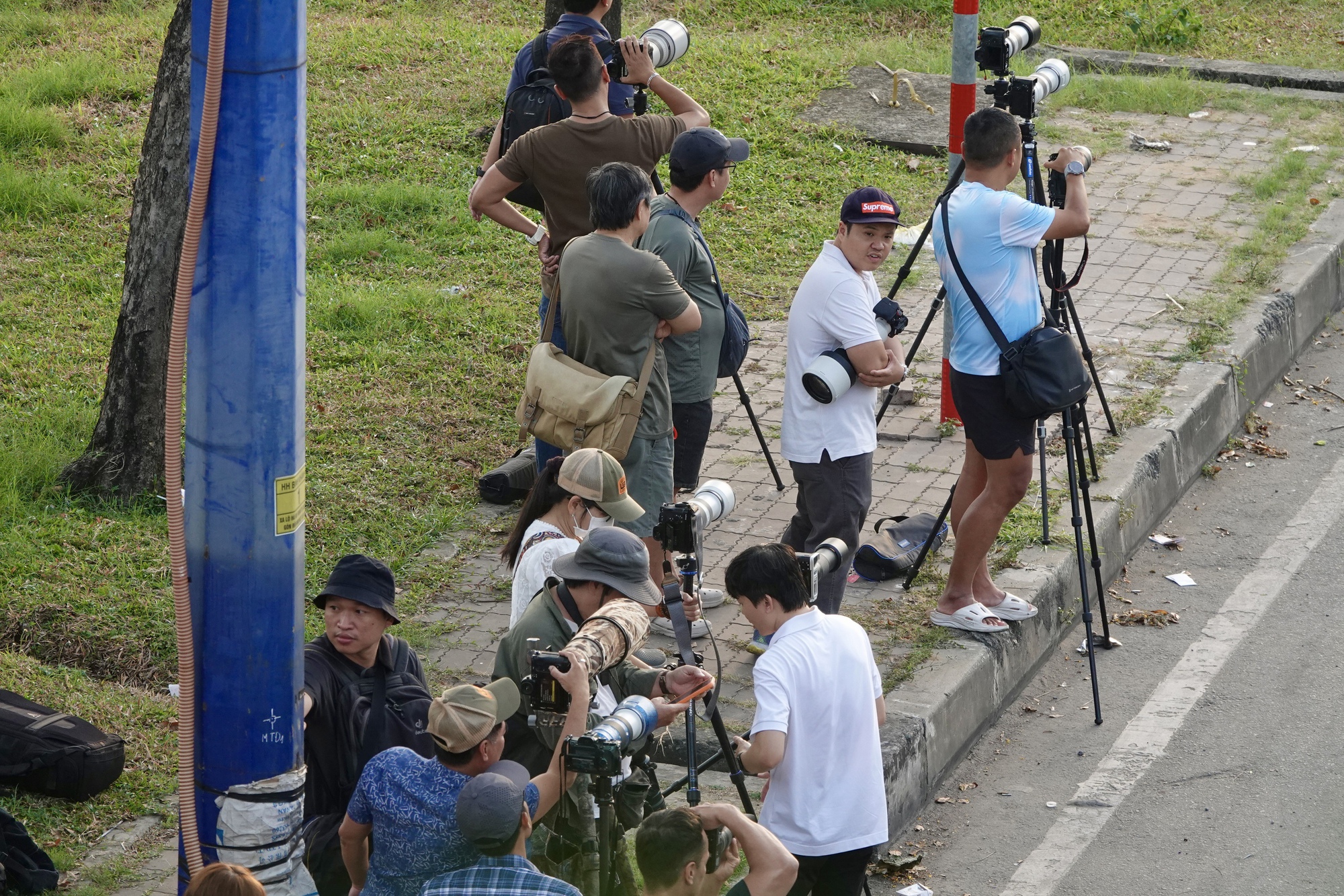 Ho&agrave;ng h&ocirc;n "độc bản" tại cầu S&agrave;i G&ograve;n: H&agrave;ng d&agrave;i người vẫn h&aacute;o hức &ldquo;săn&rdquo; khoảnh khắc chỉ k&eacute;o d&agrave;i 5 ph&uacute;t- Ảnh 6.