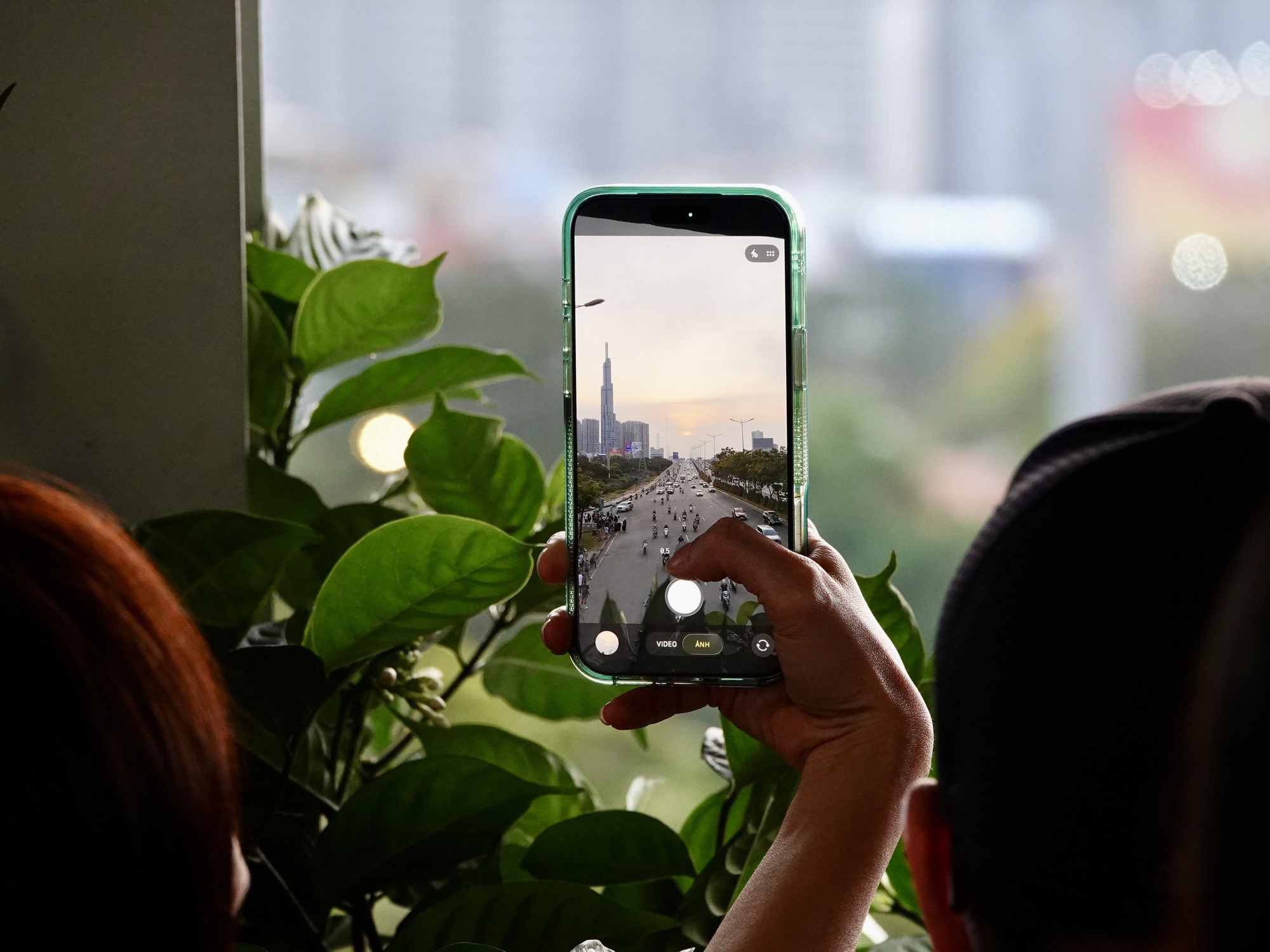 Ho&agrave;ng h&ocirc;n "độc bản" tại cầu S&agrave;i G&ograve;n: H&agrave;ng d&agrave;i người vẫn h&aacute;o hức &ldquo;săn&rdquo; khoảnh khắc chỉ k&eacute;o d&agrave;i 5 ph&uacute;t- Ảnh 5.