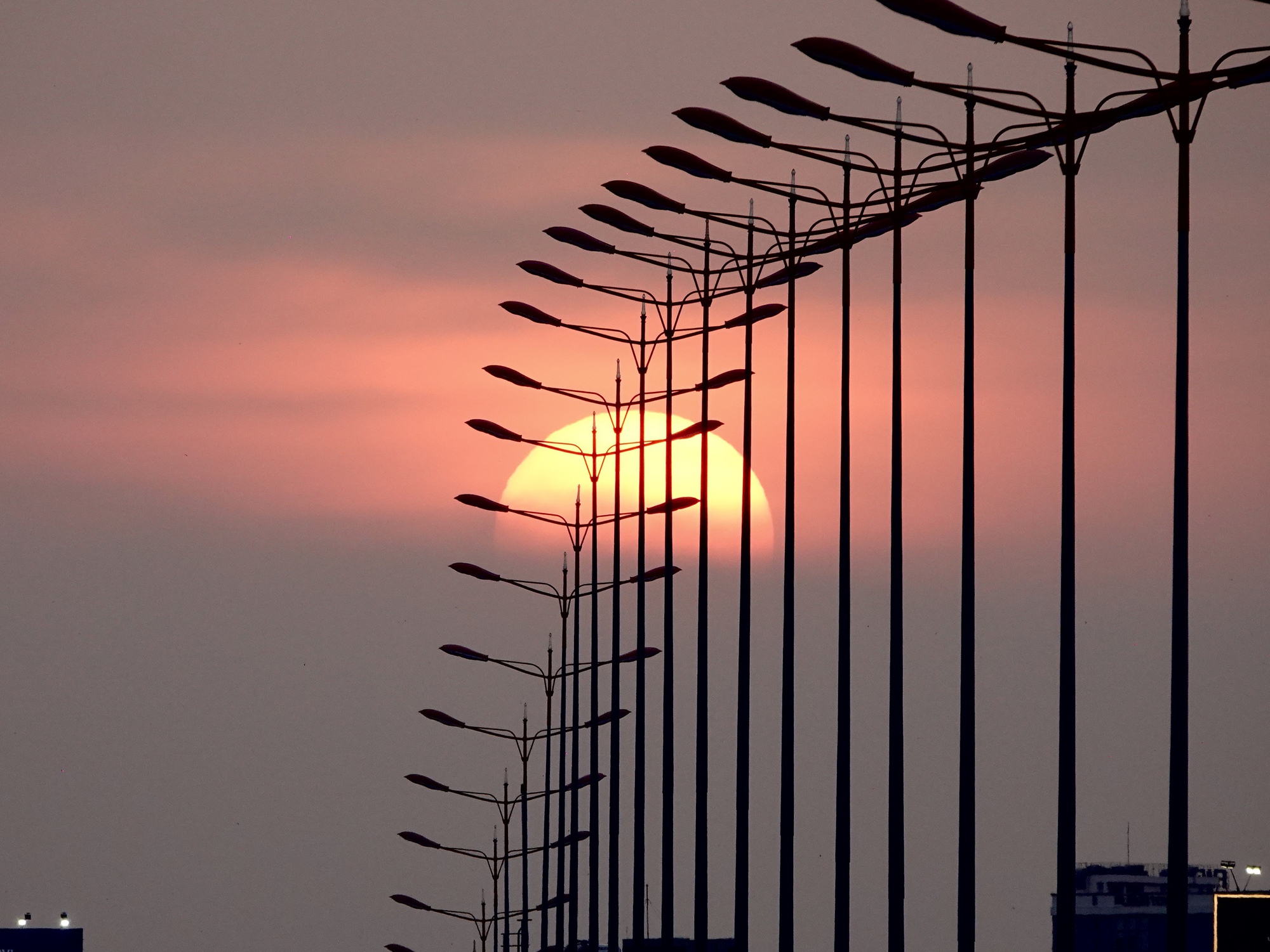 Ho&agrave;ng h&ocirc;n "độc bản" tại cầu S&agrave;i G&ograve;n: H&agrave;ng d&agrave;i người vẫn h&aacute;o hức &ldquo;săn&rdquo; khoảnh khắc chỉ k&eacute;o d&agrave;i 5 ph&uacute;t- Ảnh 2.