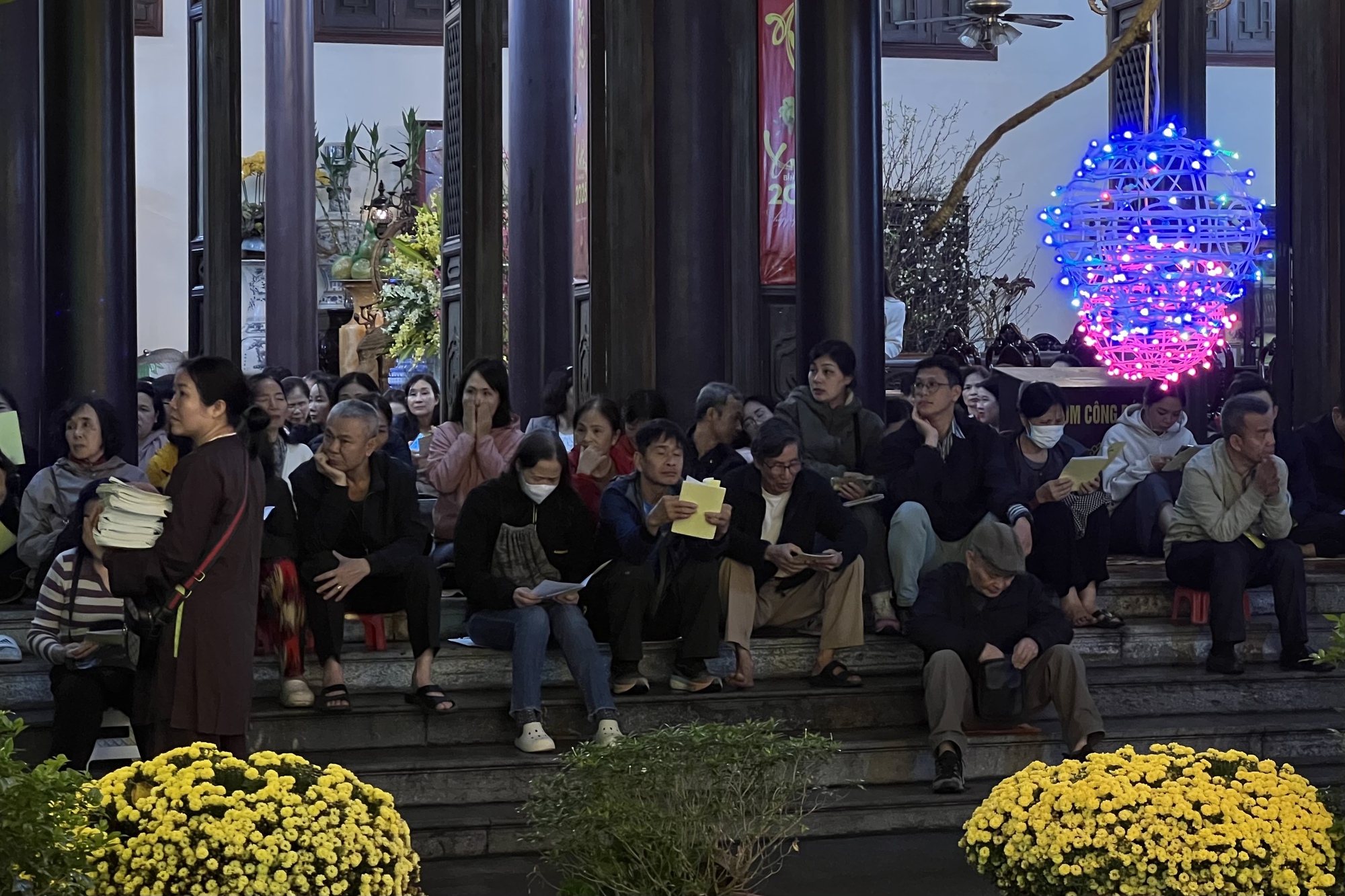 Nghìn người đổ về lễ cầu an tại ngôi chùa nổi tiếng ở Hà Nội, hàng dài phật tử đứng kín cả con ngõ- Ảnh 4. Nghìn người đổ về lễ cầu an tại ngôi chùa nổi tiếng ở Hà Nội, hàng dài phật tử đứng kín cả con ngõ- Ảnh 4.