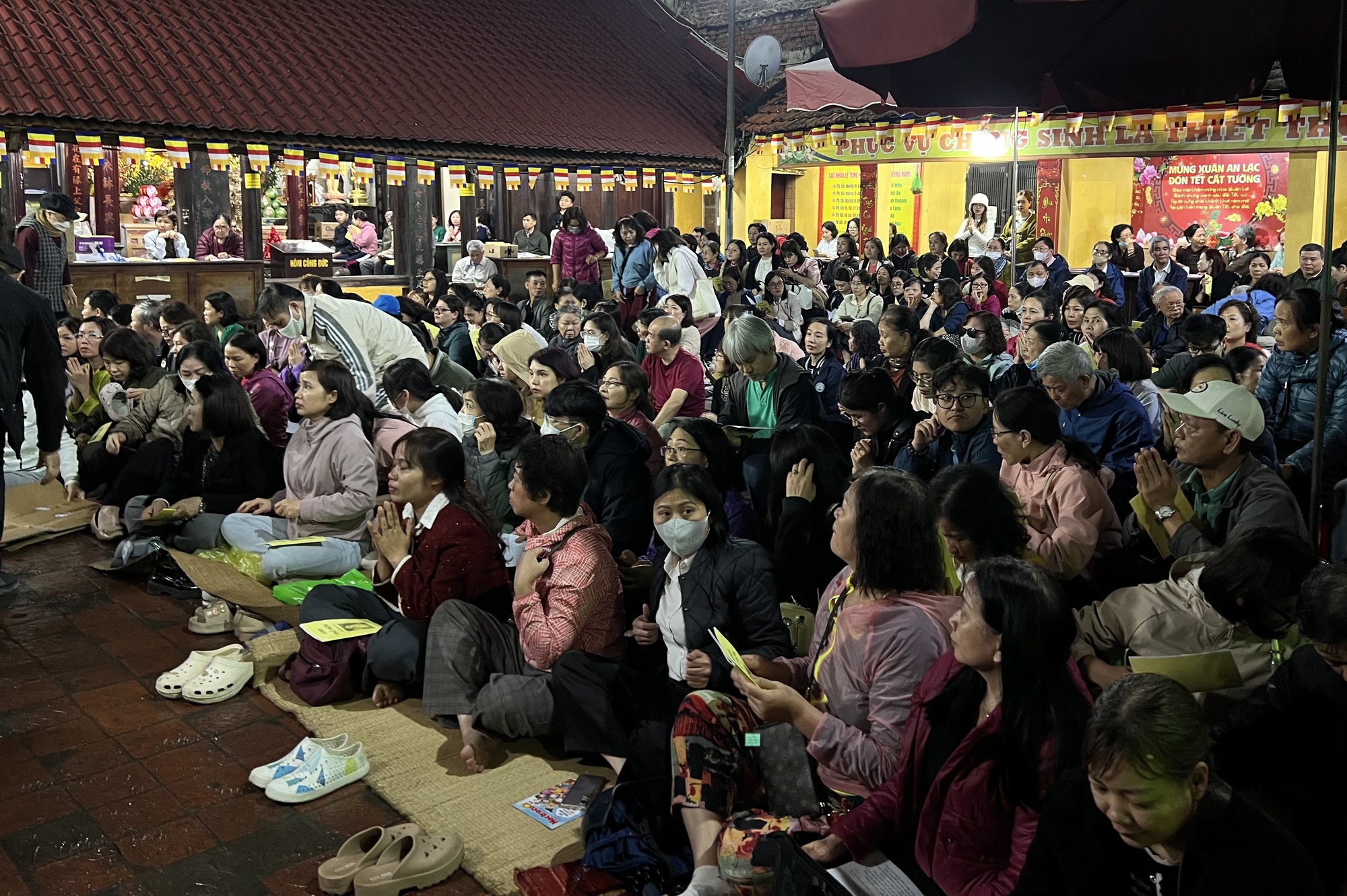 Nghìn người đổ về lễ cầu an tại ngôi chùa nổi tiếng ở Hà Nội, hàng dài phật tử đứng kín cả con ngõ- Ảnh 5. Nghìn người đổ về lễ cầu an tại ngôi chùa nổi tiếng ở Hà Nội, hàng dài phật tử đứng kín cả con ngõ- Ảnh 5.