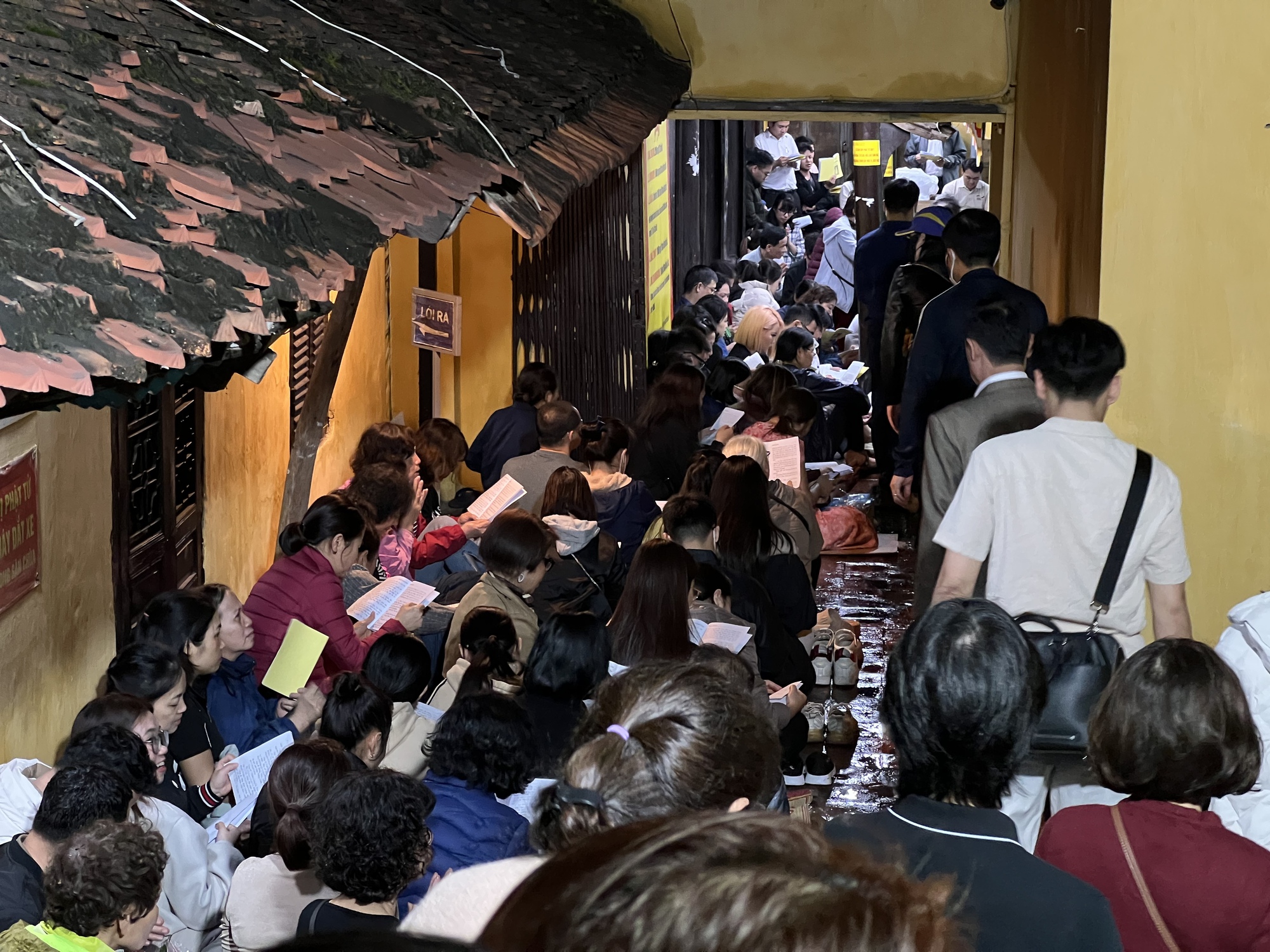 Nghìn người đổ về lễ cầu an tại ngôi chùa nổi tiếng ở Hà Nội, hàng dài phật tử đứng kín cả con ngõ- Ảnh 6. Nghìn người đổ về lễ cầu an tại ngôi chùa nổi tiếng ở Hà Nội, hàng dài phật tử đứng kín cả con ngõ- Ảnh 6.