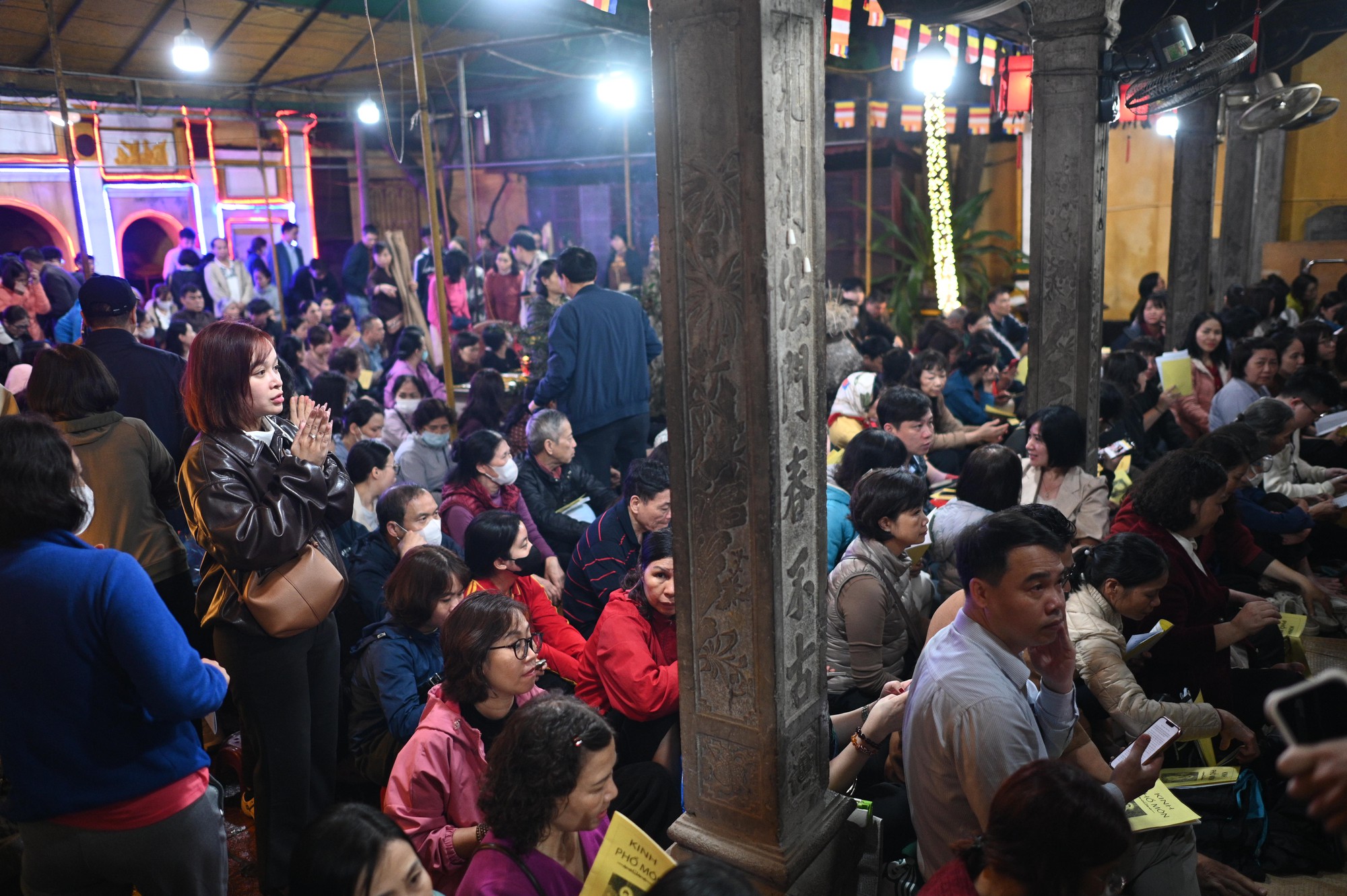 Nghìn người đổ về lễ cầu an tại ngôi chùa nổi tiếng ở Hà Nội, hàng dài phật tử đứng kín cả con ngõ- Ảnh 1. Nghìn người đổ về lễ cầu an tại ngôi chùa nổi tiếng ở Hà Nội, hàng dài phật tử đứng kín cả con ngõ- Ảnh 1.