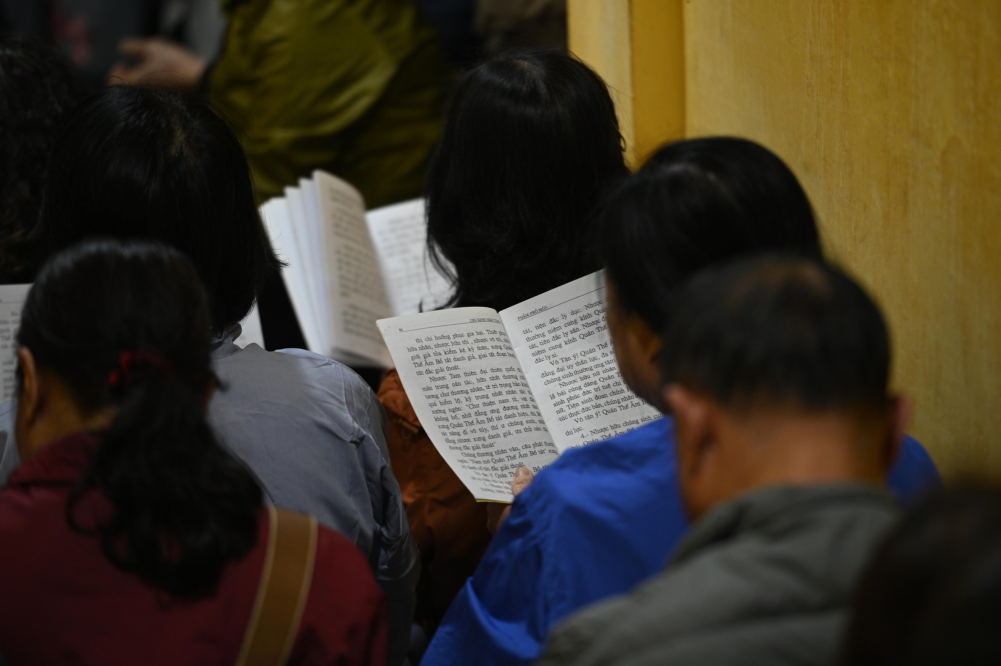 Nghìn người đổ về lễ cầu an tại ngôi chùa nổi tiếng ở Hà Nội, hàng dài phật tử đứng kín cả con ngõ- Ảnh 8. Nghìn người đổ về lễ cầu an tại ngôi chùa nổi tiếng ở Hà Nội, hàng dài phật tử đứng kín cả con ngõ- Ảnh 8.