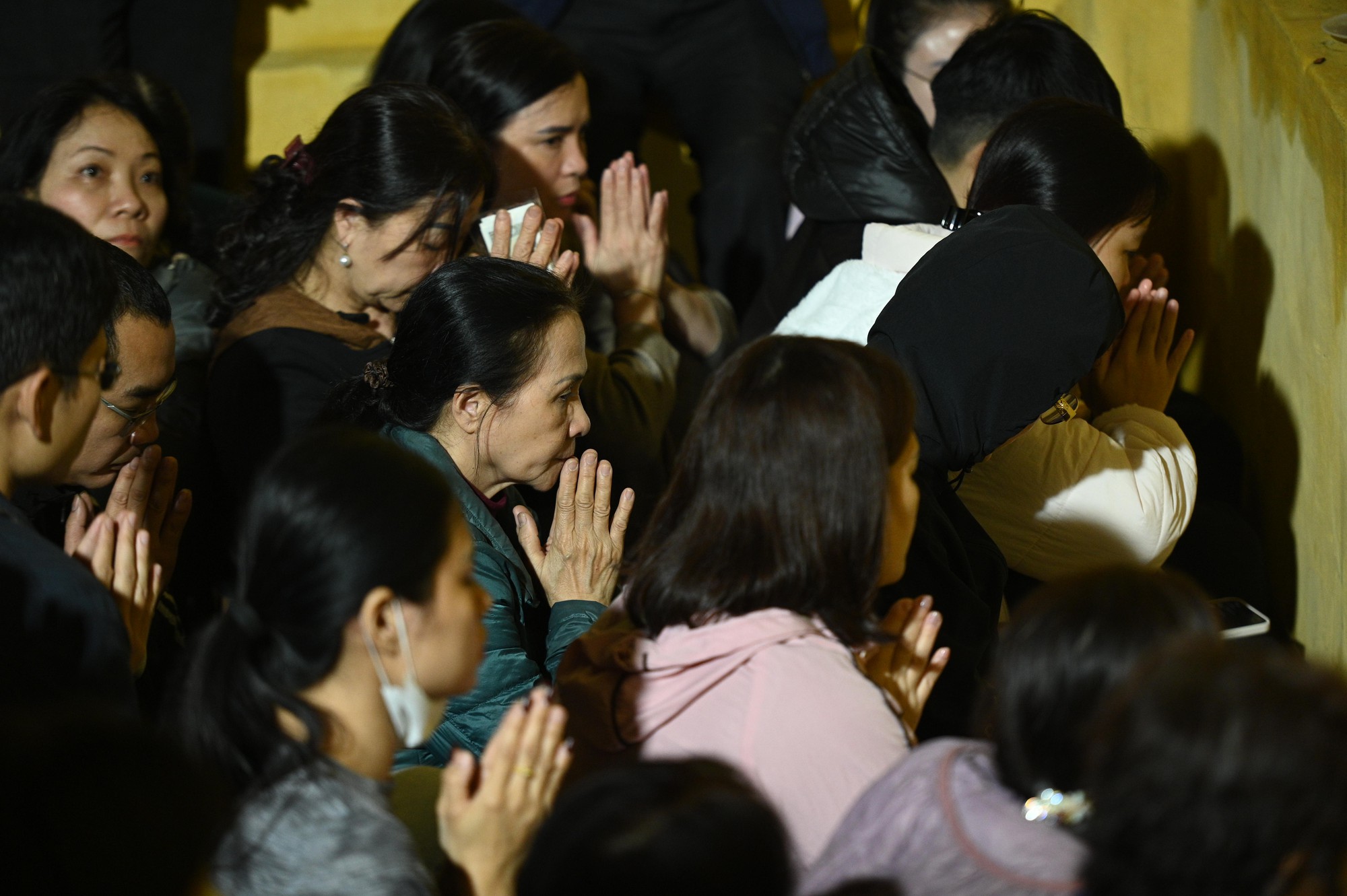 Nghìn người đổ về lễ cầu an tại ngôi chùa nổi tiếng ở Hà Nội, hàng dài phật tử đứng kín cả con ngõ- Ảnh 12. Nghìn người đổ về lễ cầu an tại ngôi chùa nổi tiếng ở Hà Nội, hàng dài phật tử đứng kín cả con ngõ- Ảnh 12.