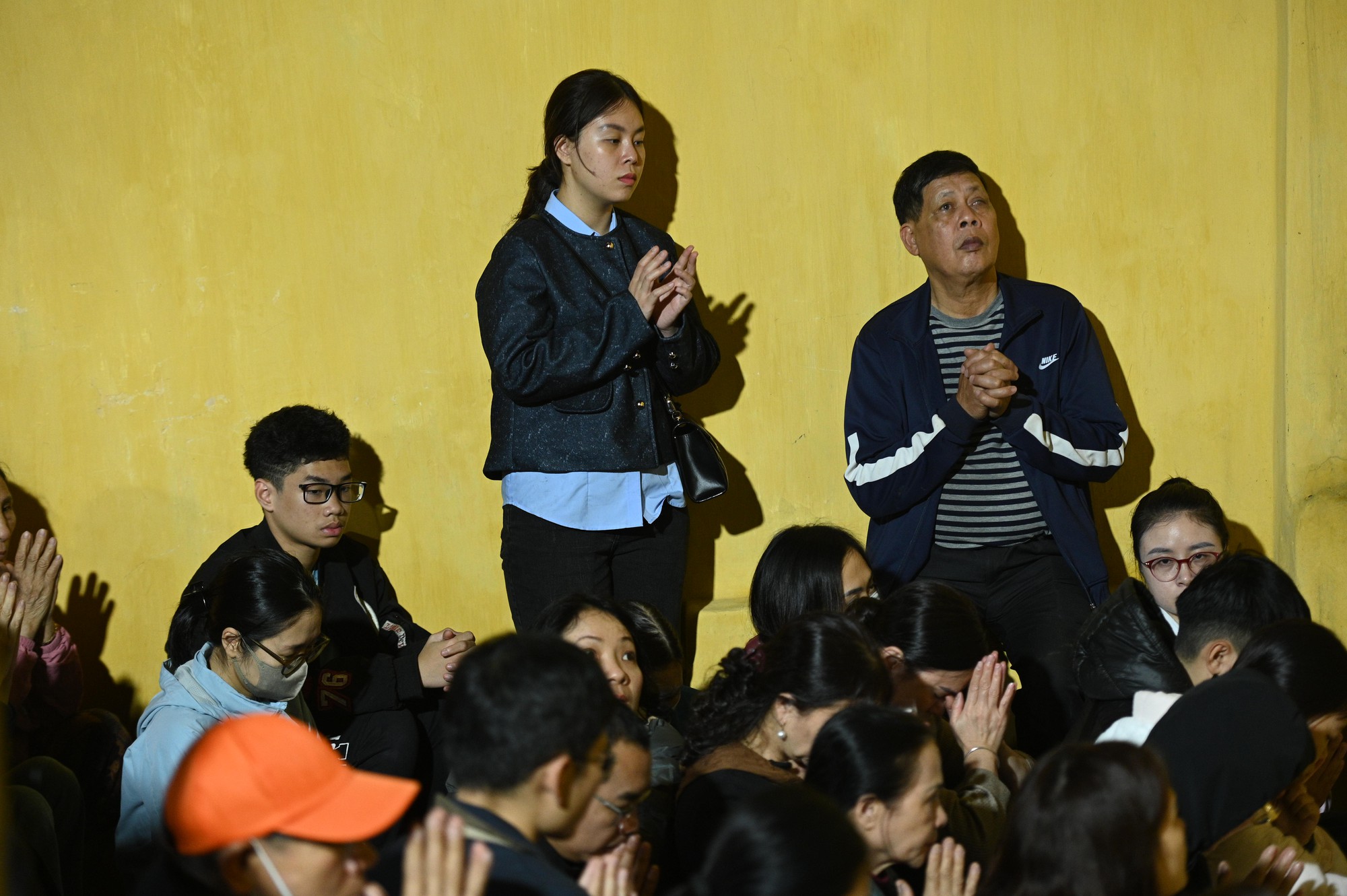 Nghìn người đổ về lễ cầu an tại ngôi chùa nổi tiếng ở Hà Nội, hàng dài phật tử đứng kín cả con ngõ- Ảnh 13. Nghìn người đổ về lễ cầu an tại ngôi chùa nổi tiếng ở Hà Nội, hàng dài phật tử đứng kín cả con ngõ- Ảnh 13.