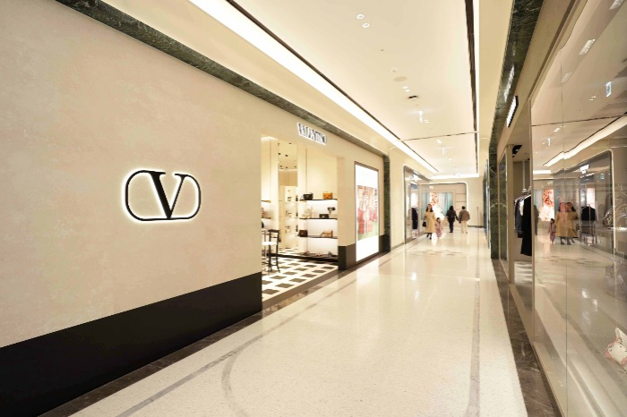 Người H&agrave;n vung tiền mua đồ hiệu c&oacute; 