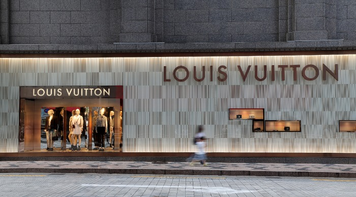 Người H&agrave;n vung tiền mua đồ hiệu c&oacute; 