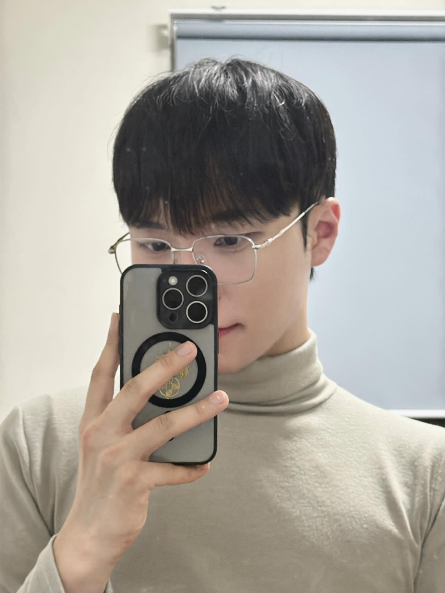 "C&ocirc;ng tử Mai Hoa": Vị ph&aacute;p sư sở hữu visual Idol g&acirc;y "b&atilde;o" trong show sống c&ograve;n t&acirc;m linh l&agrave; ai?- Ảnh 3.