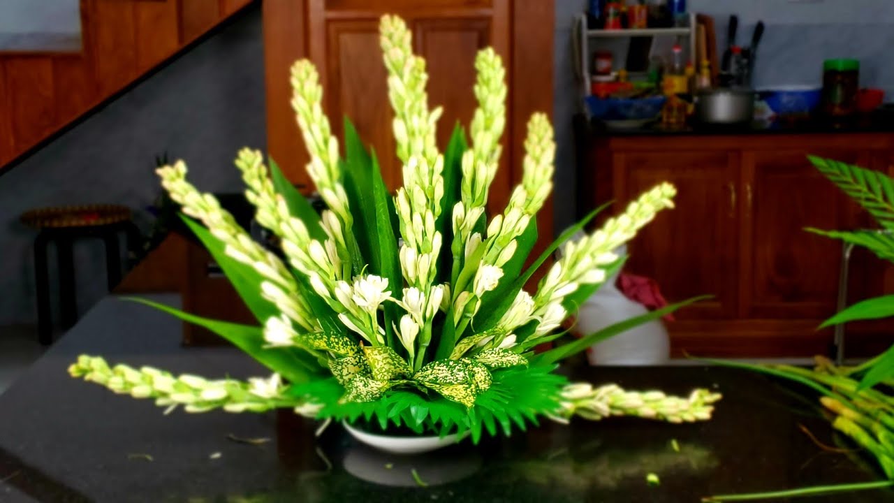 6 loại hoa N&Ecirc;N đặt b&agrave;n thờ ng&agrave;y v&iacute;a Thần T&agrave;i: Mở kho t&agrave;i lộc, tiền v&agrave;o như nước biển Đ&ocirc;ng- Ảnh 3.