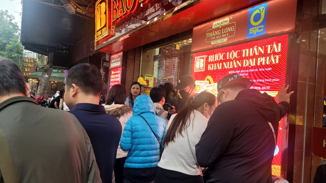 Người d&acirc;n đội mưa xếp h&agrave;ng chờ mua v&agrave;ng trước ng&agrave;y v&iacute;a Thần T&agrave;i- Ảnh 2.