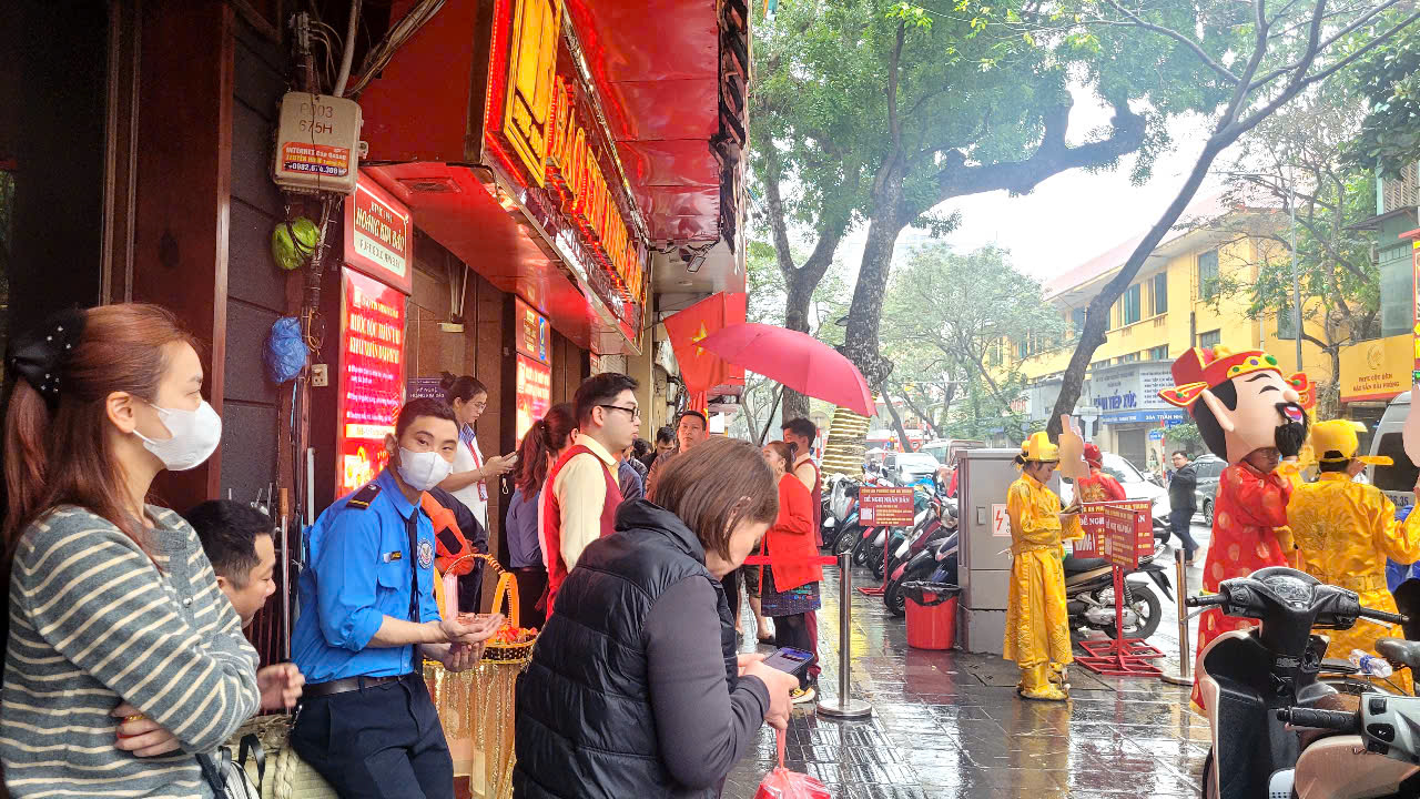 Người d&acirc;n đội mưa xếp h&agrave;ng chờ mua v&agrave;ng trước ng&agrave;y v&iacute;a Thần T&agrave;i- Ảnh 1.