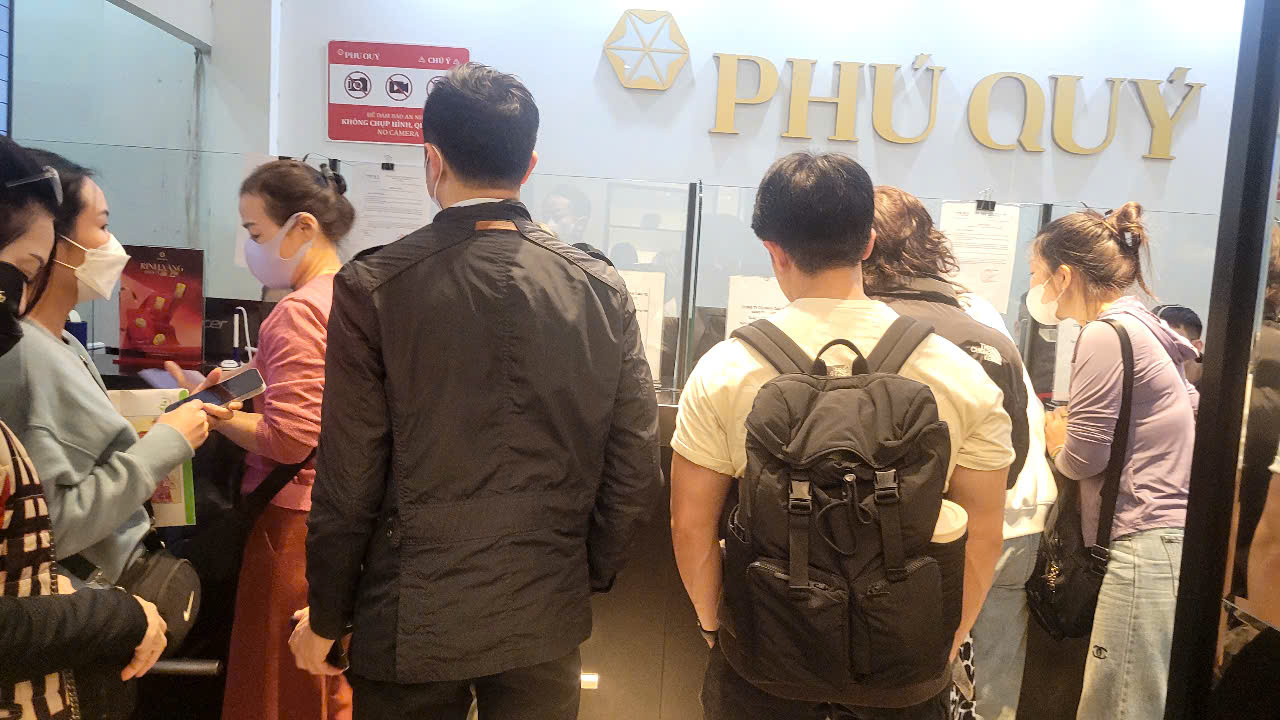 Người d&acirc;n đội mưa xếp h&agrave;ng chờ mua v&agrave;ng trước ng&agrave;y v&iacute;a Thần T&agrave;i- Ảnh 4.