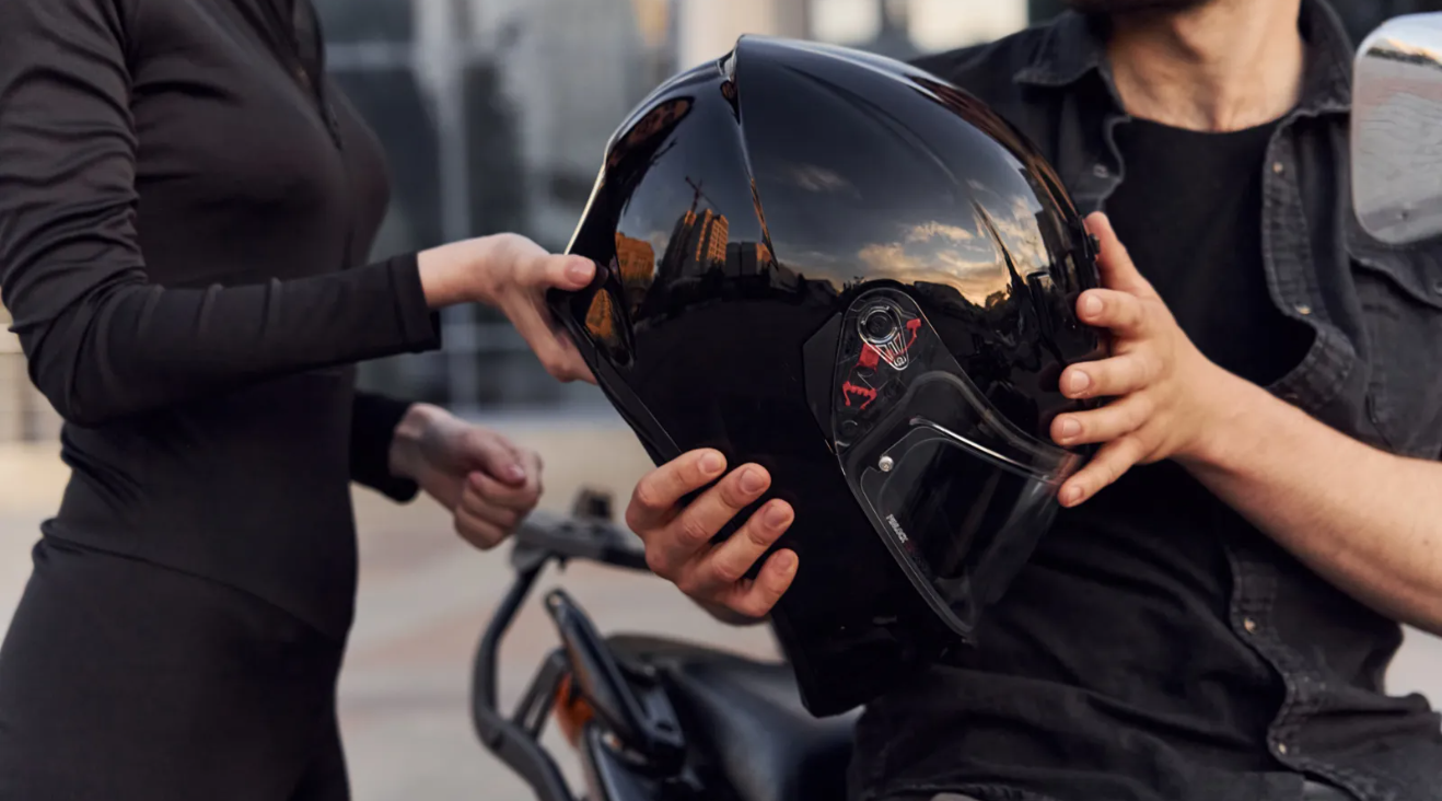 Nam sinh 18 tuổi nhồi m&aacute;u cơ tim su&yacute;t tử vong v&igrave; qu&aacute; phấn kh&iacute;ch khi được chở hoa kh&ocirc;i của lớp- Ảnh 1.