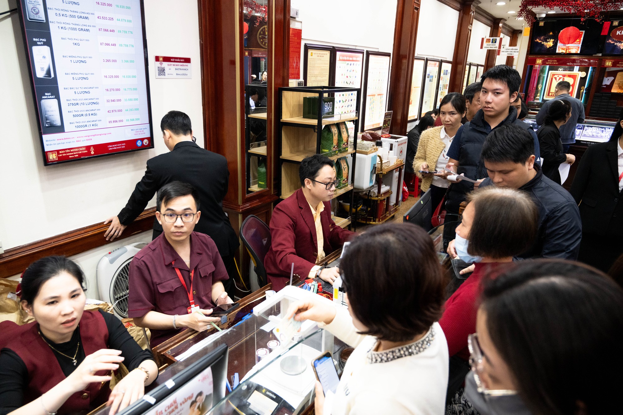 Con phố H&agrave; Nội đ&ocirc;ng nghẹt chưa từng thấy ng&agrave;y m&ugrave;ng 8 Tết: Chuyện g&igrave; đang xảy ra?- Ảnh 10.