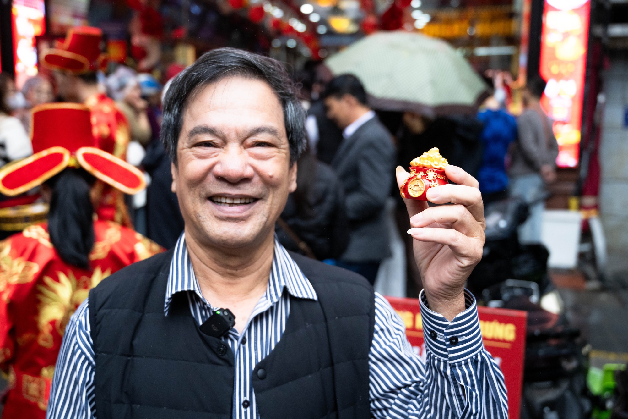 Con phố H&agrave; Nội đ&ocirc;ng nghẹt chưa từng thấy ng&agrave;y m&ugrave;ng 8 Tết: Chuyện g&igrave; đang xảy ra?- Ảnh 14.