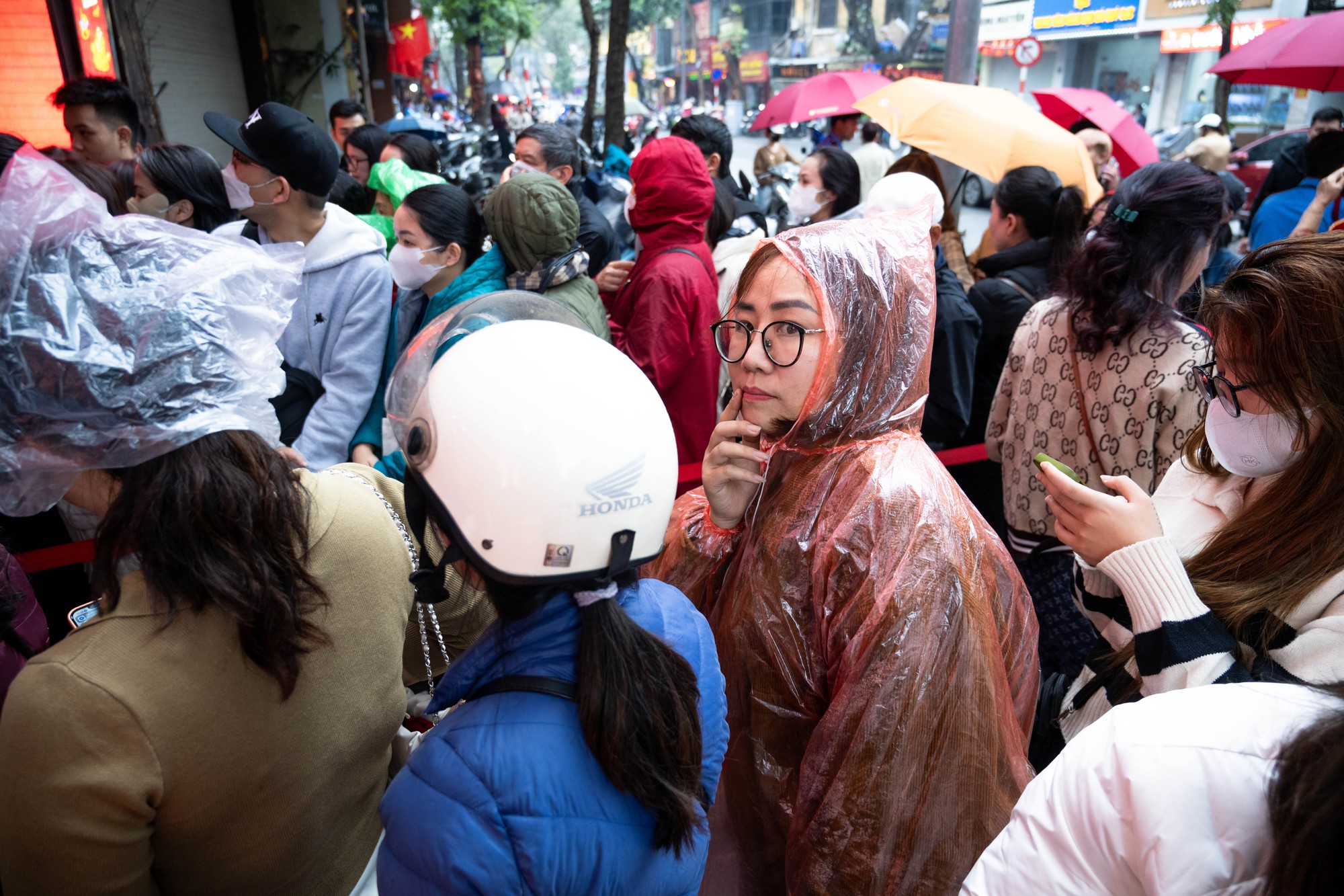 Con phố H&agrave; Nội đ&ocirc;ng nghẹt chưa từng thấy ng&agrave;y m&ugrave;ng 8 Tết: Chuyện g&igrave; đang xảy ra?- Ảnh 2.