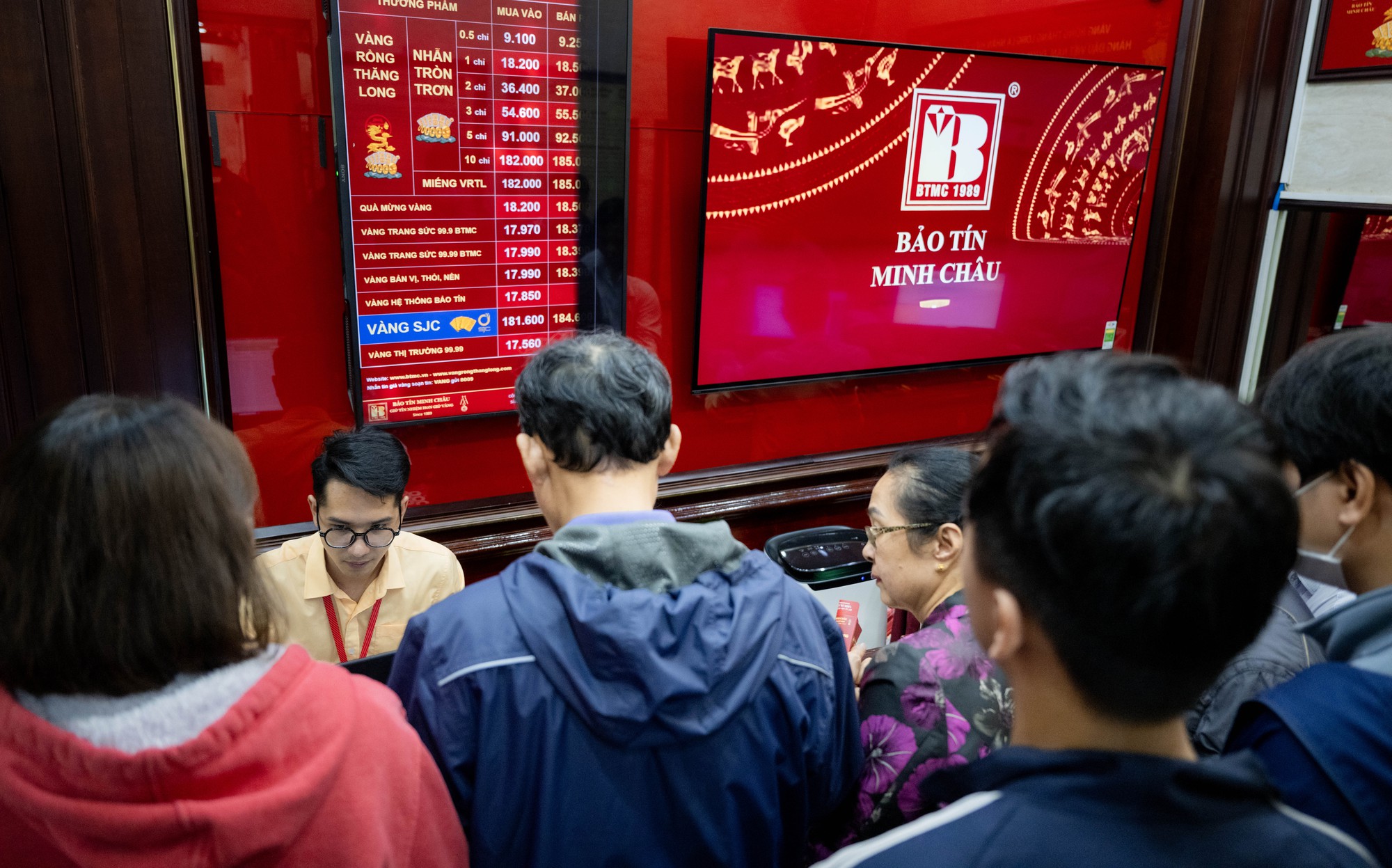 Con phố H&agrave; Nội đ&ocirc;ng nghẹt chưa từng thấy ng&agrave;y m&ugrave;ng 8 Tết: Chuyện g&igrave; đang xảy ra?- Ảnh 5.