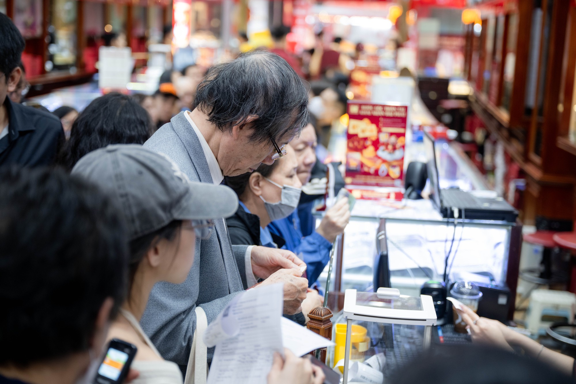 Con phố H&agrave; Nội đ&ocirc;ng nghẹt chưa từng thấy ng&agrave;y m&ugrave;ng 8 Tết: Chuyện g&igrave; đang xảy ra?- Ảnh 13.