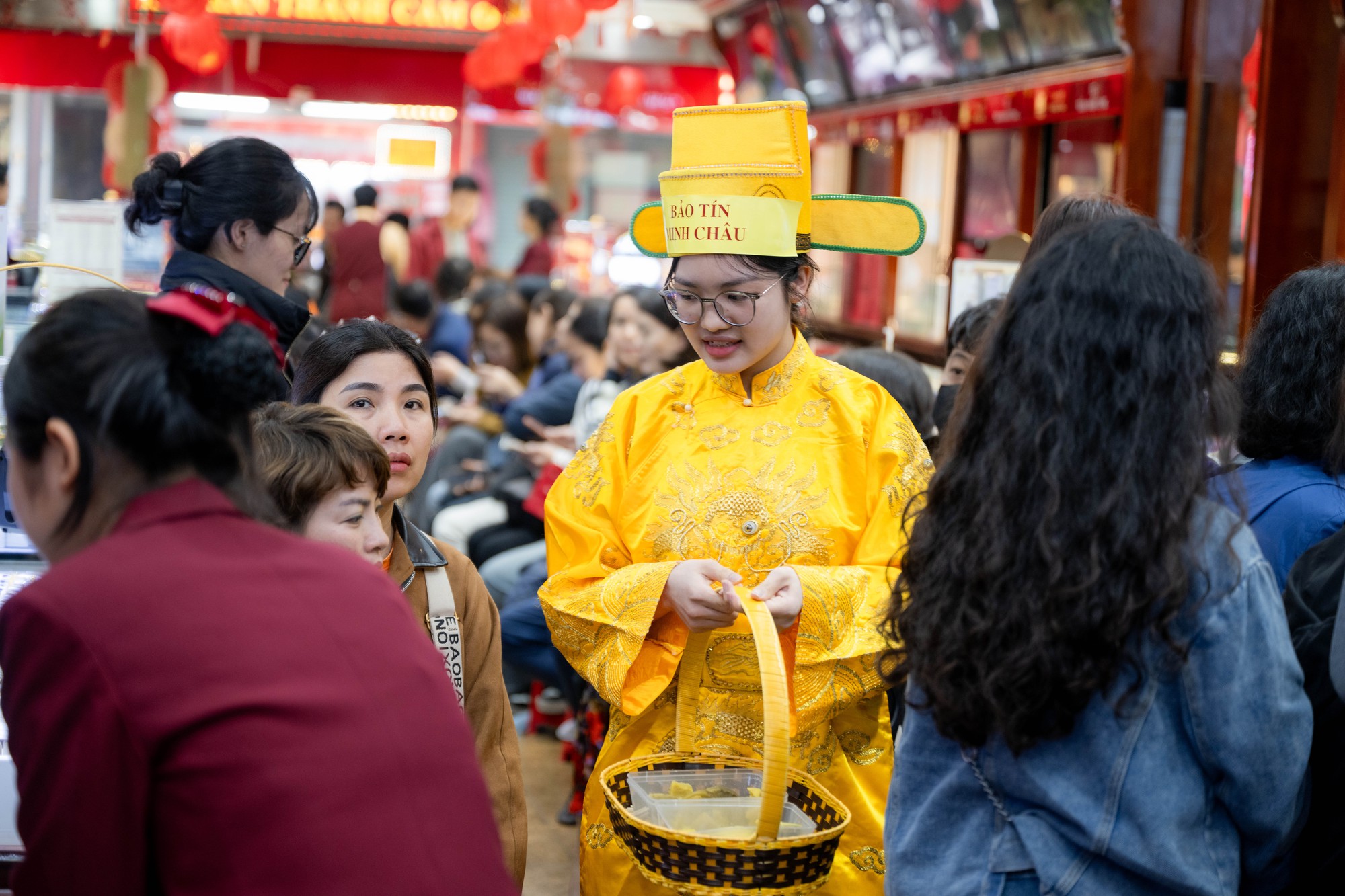 Con phố H&agrave; Nội đ&ocirc;ng nghẹt chưa từng thấy ng&agrave;y m&ugrave;ng 8 Tết: Chuyện g&igrave; đang xảy ra?- Ảnh 8.