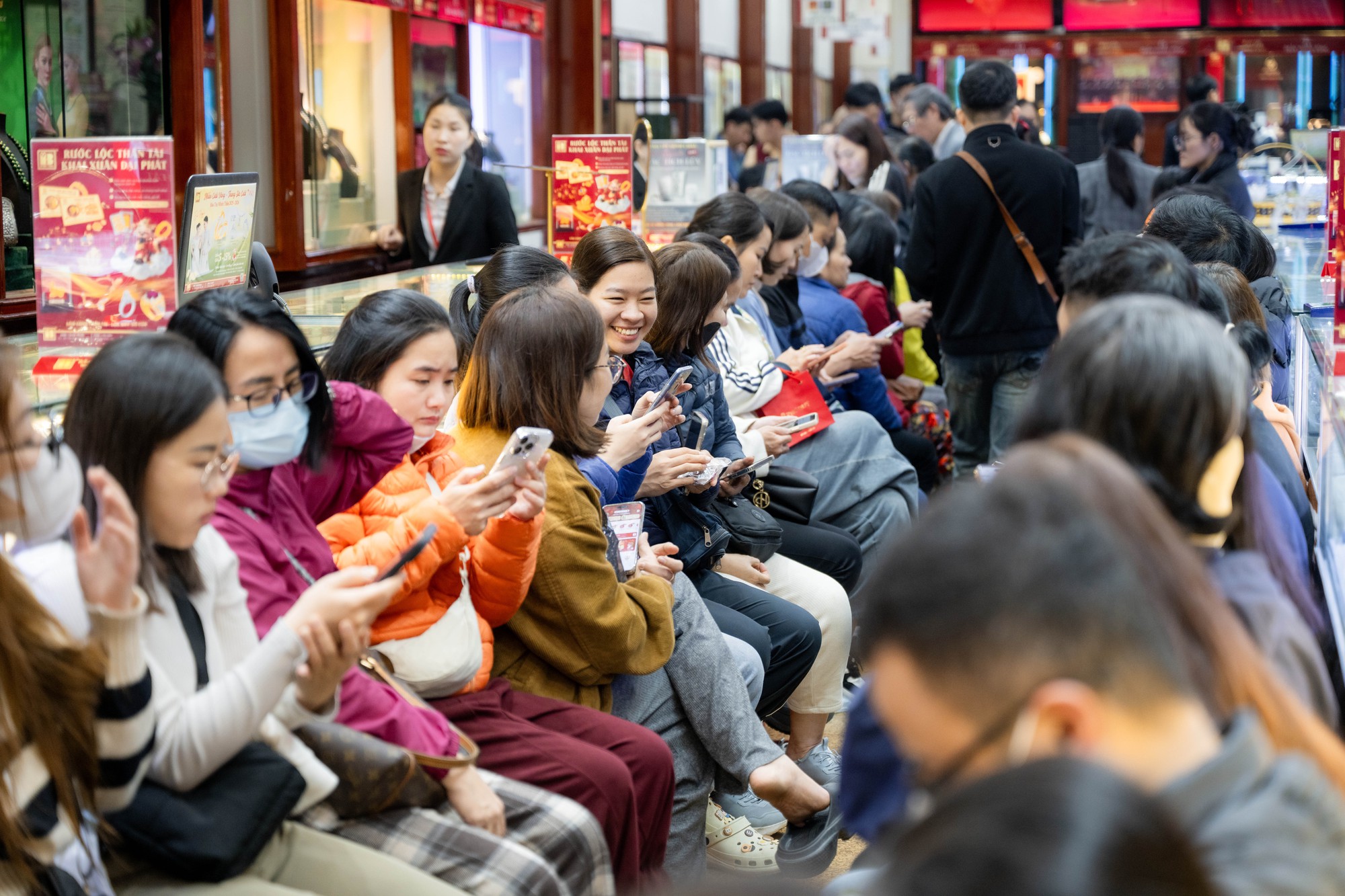 Con phố H&agrave; Nội đ&ocirc;ng nghẹt chưa từng thấy ng&agrave;y m&ugrave;ng 8 Tết: Chuyện g&igrave; đang xảy ra?- Ảnh 12.