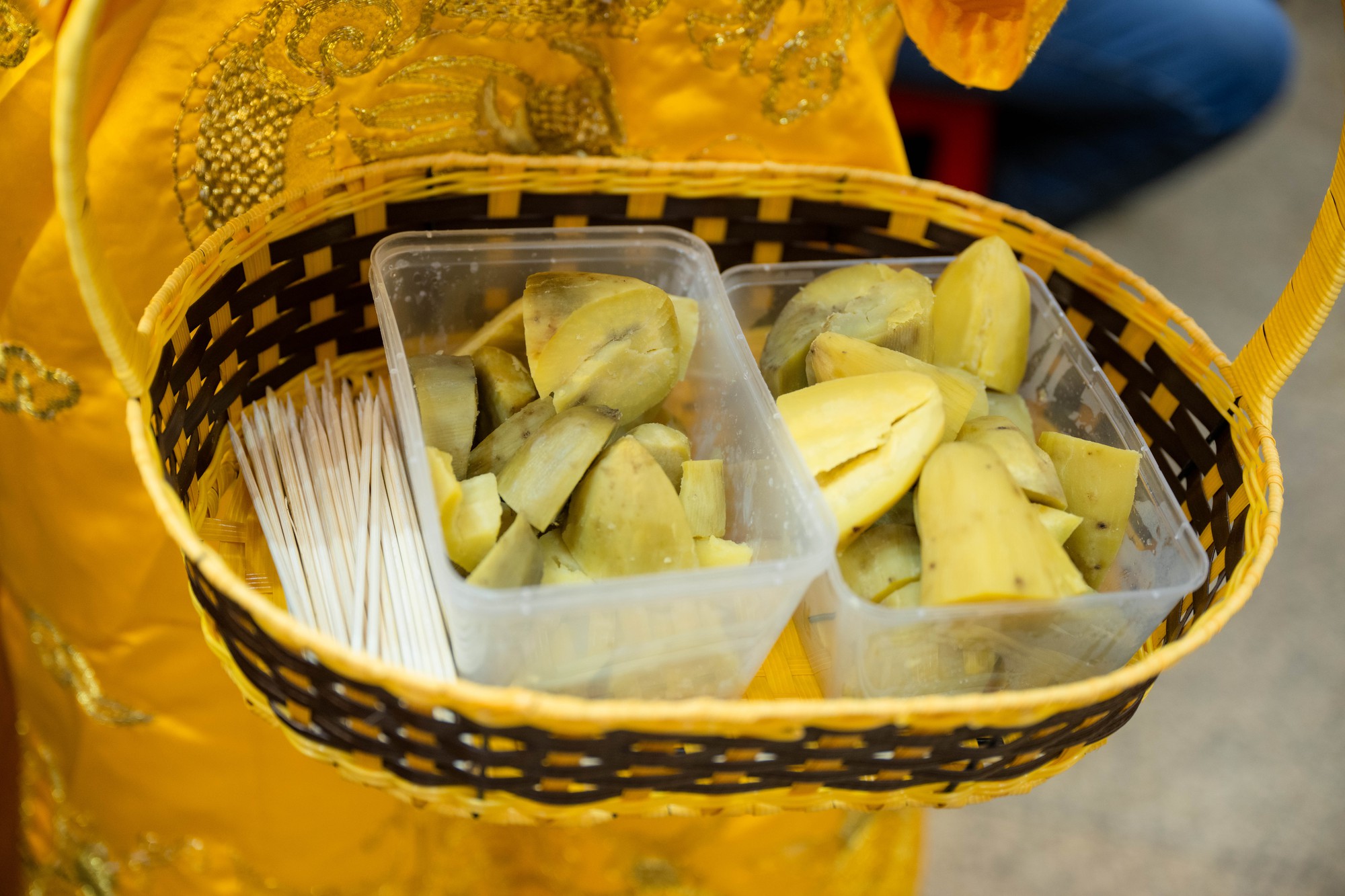 Con phố H&agrave; Nội đ&ocirc;ng nghẹt chưa từng thấy ng&agrave;y m&ugrave;ng 8 Tết: Chuyện g&igrave; đang xảy ra?- Ảnh 9.