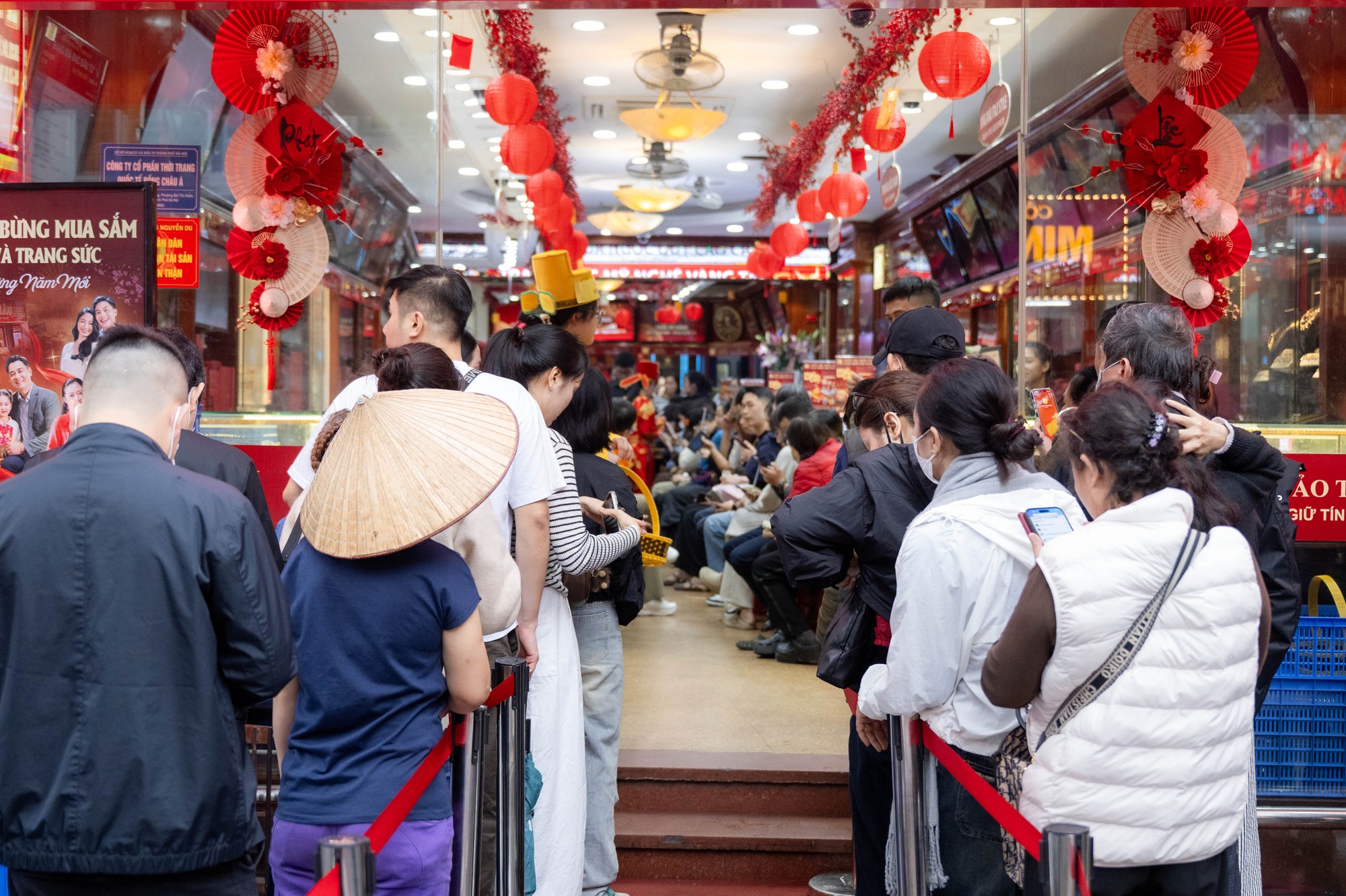 Con phố H&agrave; Nội đ&ocirc;ng nghẹt chưa từng thấy ng&agrave;y m&ugrave;ng 8 Tết: Chuyện g&igrave; đang xảy ra?- Ảnh 4.