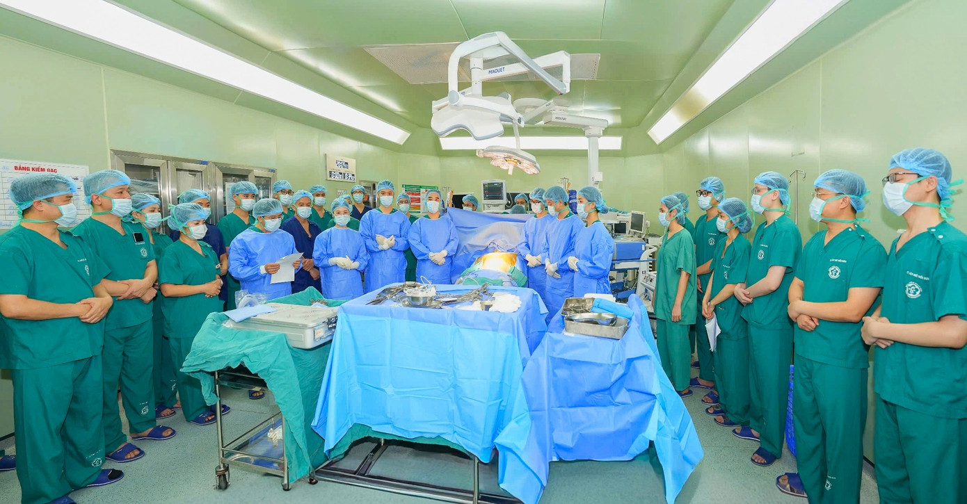 Vận chuyển khẩn cấp tr&aacute;i tim từ H&agrave; Nội cứu bệnh nhi 11 tuổi ở TPHCM- Ảnh 2.