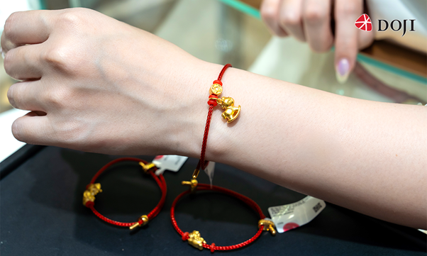 D&ugrave;ng thưởng Tết mua v&agrave;ng để &ldquo;xin v&iacute;a&rdquo; t&agrave;i lộc đầu năm- Ảnh 1.