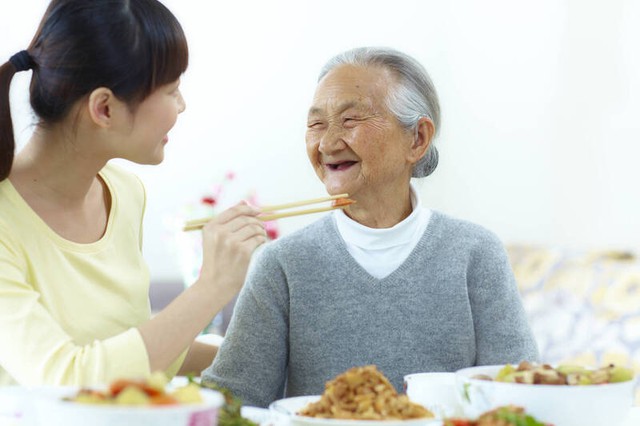 Con c&aacute;i rời nh&agrave; sau kỳ nghỉ, ai biết bữa cơm lặng lẽ của cha mẹ lại l&agrave; khởi đầu cho những điều n&agrave;y- Ảnh 3.