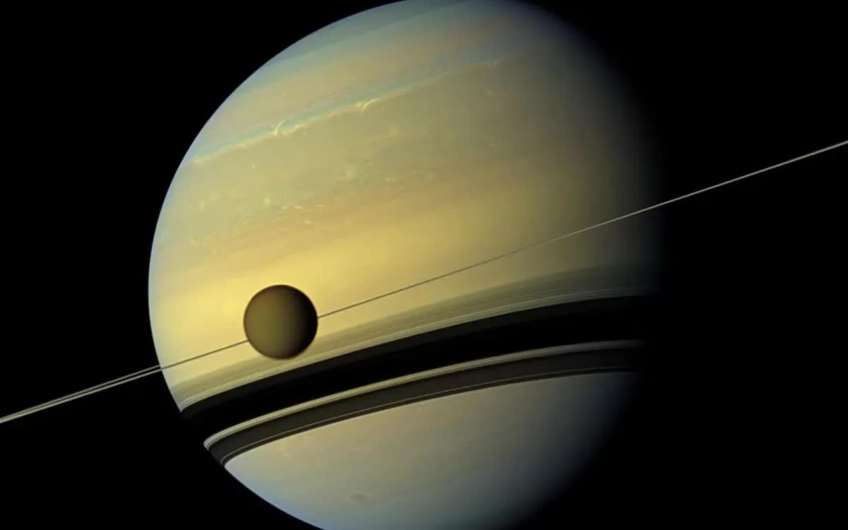 Sao Thổ v&agrave; vệ tinh Titan nh&igrave;n từ t&agrave;u Cassini (Ảnh: NASA/JPL-Caltech/Space Science Institute)