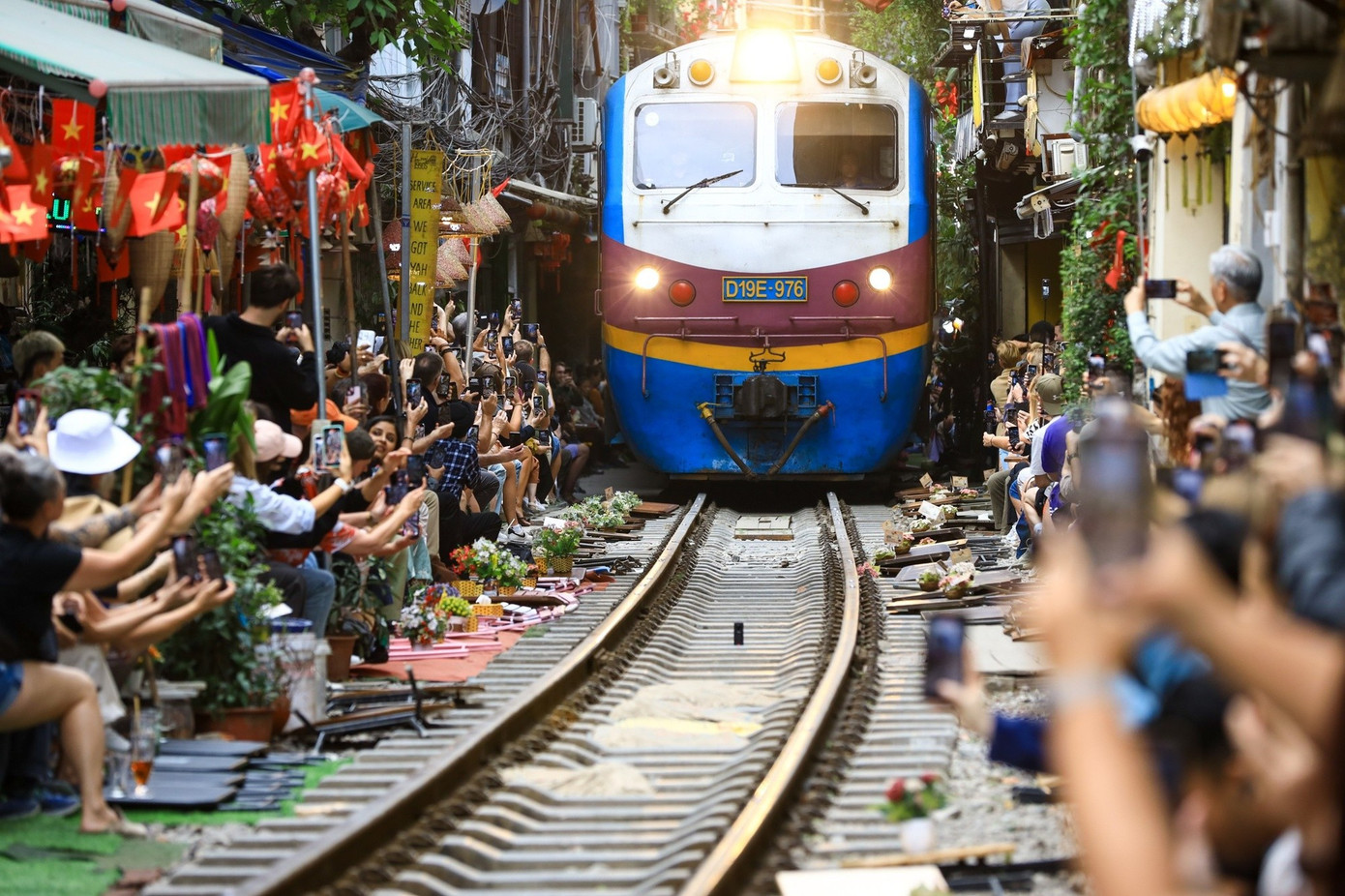 Giảm chạy t&agrave;u qua phố c&agrave; ph&ecirc; đường t&agrave;u H&agrave; Nội- Ảnh 1.