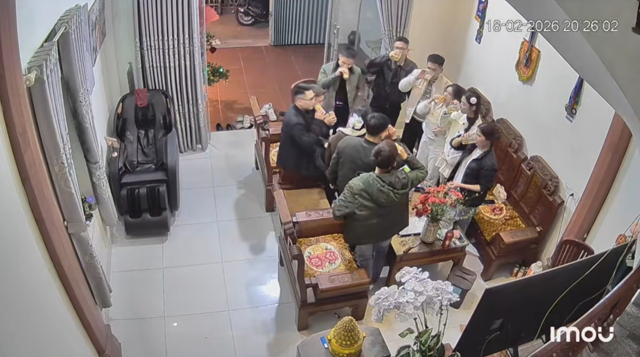 C&ocirc; g&aacute;i 23 tuổi xem camera ở nh&agrave; bố mẹ ng&agrave;y Tết v&agrave; ph&aacute;t hiện điều bất ngờ- Ảnh 2.