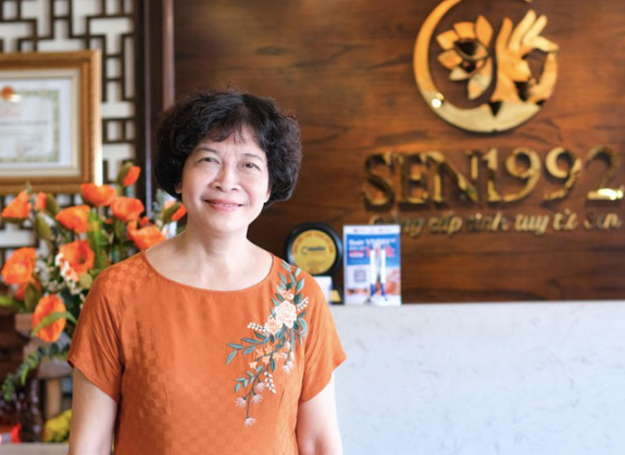 B&agrave; chủ Sen T&agrave;i Thu bị c&aacute;o buộc c&ugrave;ng đồng phạm chiếm đoạt hơn 988 tỷ đồng- Ảnh 1.