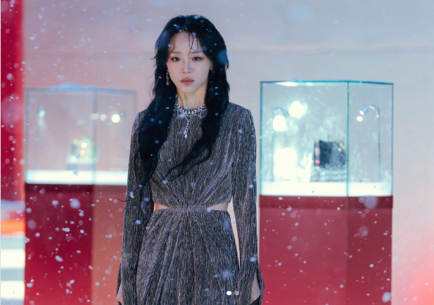 Người H&agrave;n vung tiền mua đồ hiệu c&oacute; 