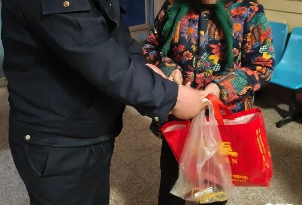 Ph&aacute;t hiện loạt cọc tiền, trang sức v&agrave;ng trị gi&aacute; gần 190 triệu đồng trong chiếc tủ lạnh- Ảnh 2.