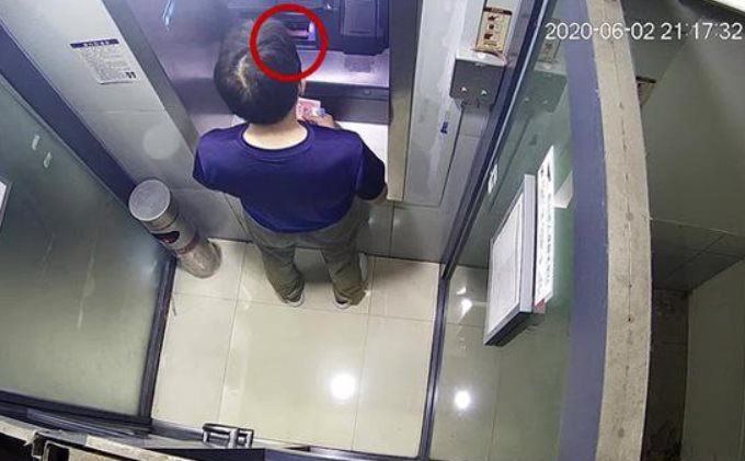 C&acirc;y ATM tự động &ldquo;phun&rdquo; hơn 11 triệu đồng, 2 ph&uacute;t sau 30 tờ tiền biến mất: C&ocirc;ng an d&ugrave;ng nhiều biện ph&aacute;p nghiệp vụ truy t&igrave;m 1 cặp vợ chồng- Ảnh 2.