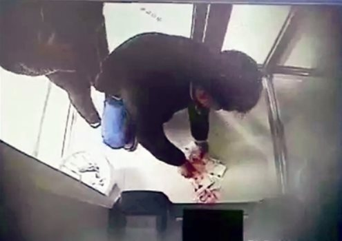 C&acirc;y ATM tự động &ldquo;phun&rdquo; hơn 11 triệu đồng, 2 ph&uacute;t sau 30 tờ tiền biến mất: C&ocirc;ng an d&ugrave;ng nhiều biện ph&aacute;p nghiệp vụ truy t&igrave;m 1 cặp vợ chồng- Ảnh 1.