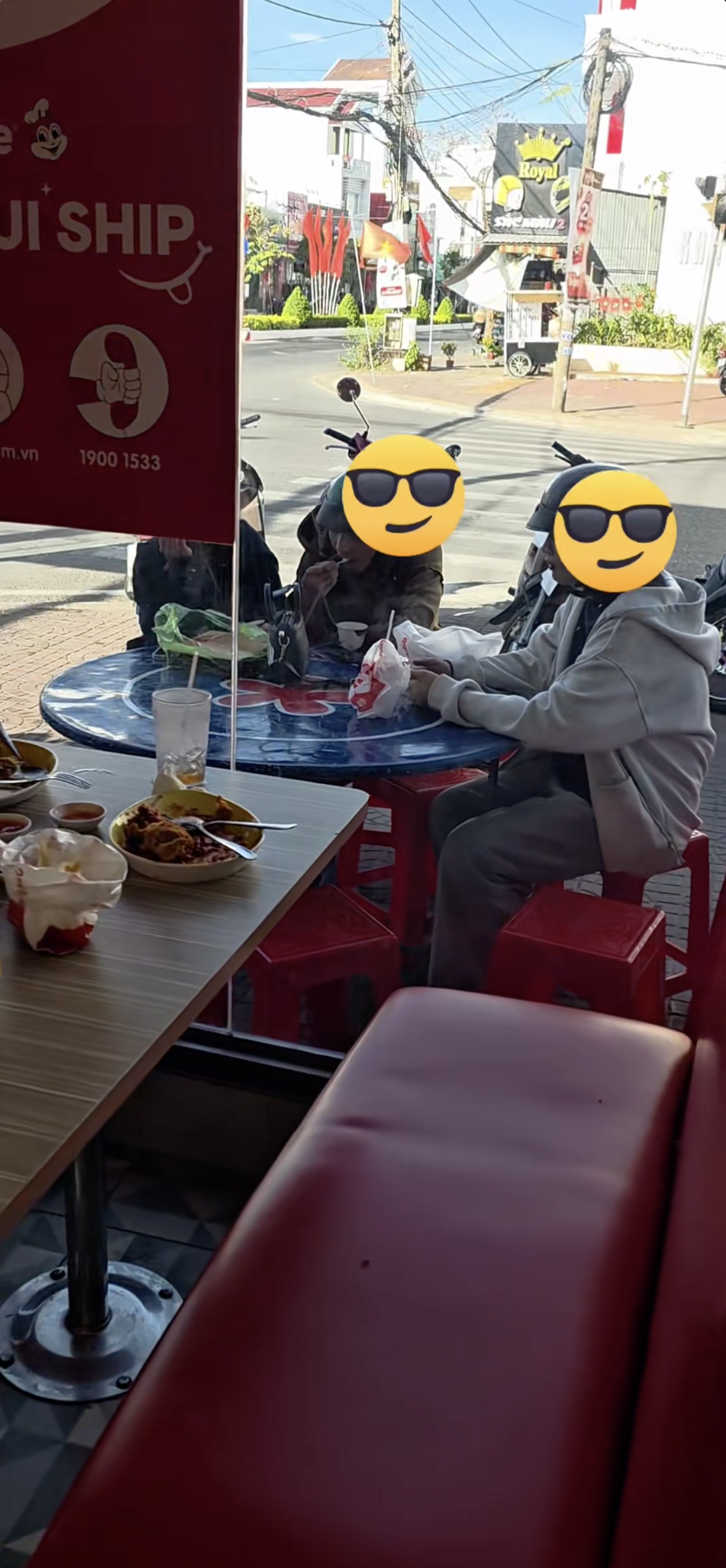 Cận cảnh "Jollibee miền T&acirc;y" g&acirc;y l&uacute; với combo b&agrave;n tr&ograve;n inox, ghế nhựa lề đường y chang rạp đ&aacute;m giỗ- Ảnh 3.