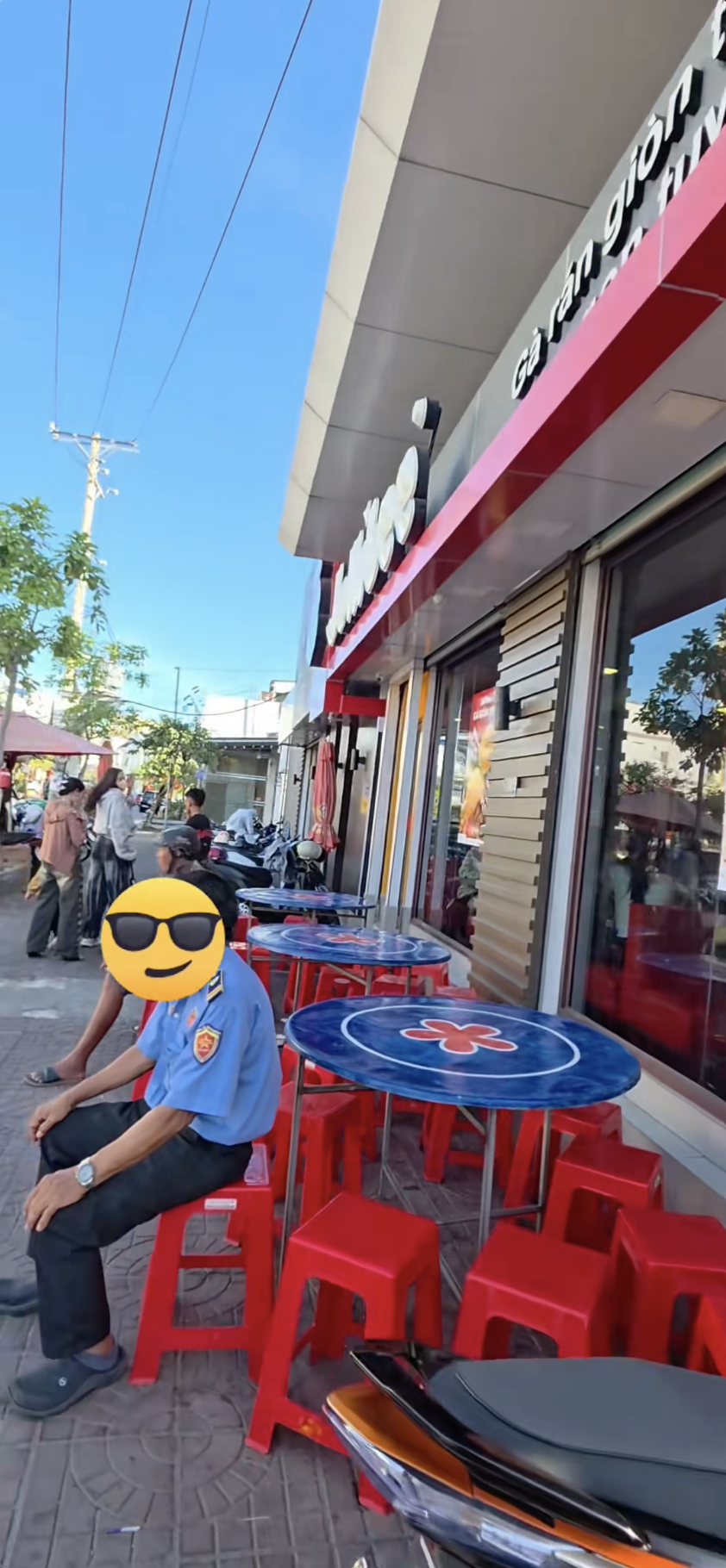 Cận cảnh "Jollibee miền T&acirc;y" g&acirc;y l&uacute; với combo b&agrave;n tr&ograve;n inox, ghế nhựa lề đường y chang rạp đ&aacute;m giỗ- Ảnh 4.