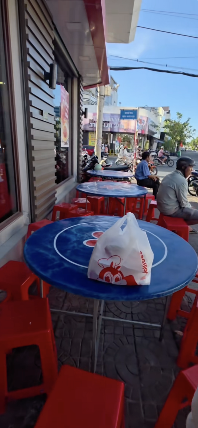 Cận cảnh "Jollibee miền T&acirc;y" g&acirc;y l&uacute; với combo b&agrave;n tr&ograve;n inox, ghế nhựa lề đường y chang rạp đ&aacute;m giỗ- Ảnh 1.