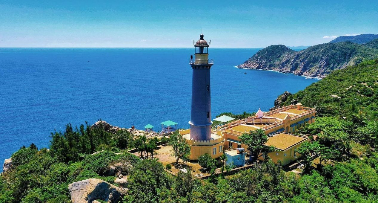 Kh&ocirc;ng phải Ph&uacute; Quốc, b&atilde;i biển hoang sơ n&agrave;y l&agrave; &ldquo;vi&ecirc;n ngọc ẩn m&igrave;nh&rdquo;, vừa c&oacute; n&uacute;i vừa c&oacute; suối, &iacute;t bị thương mại h&oacute;a- Ảnh 1.