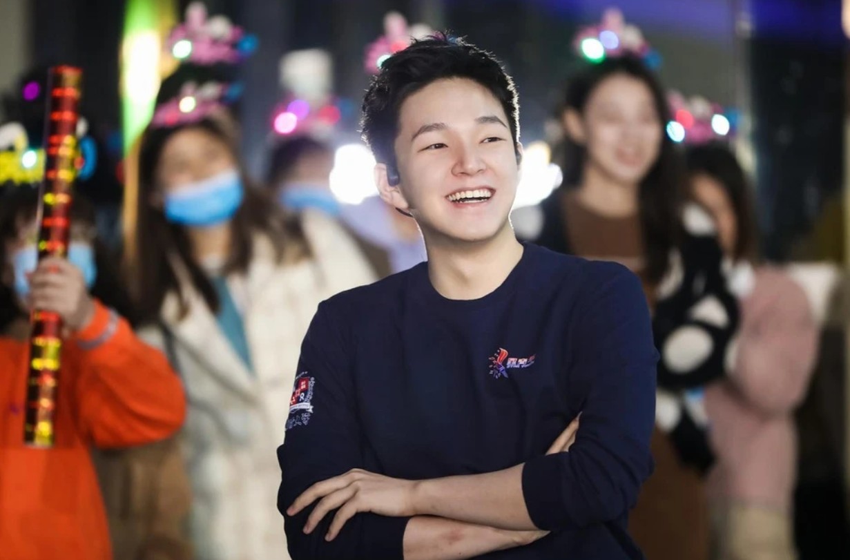 Tỷ ph&uacute; gi&agrave;u hơn Donald Trump, CEO Starbucks sau 1 đ&ecirc;m: Thạc sĩ Thanh Hoa, 24 tuổi l&agrave;m &ocirc;ng chủ tập đo&agrave;n dược phẩm lớn nhất ch&acirc;u &Aacute;- Ảnh 5.