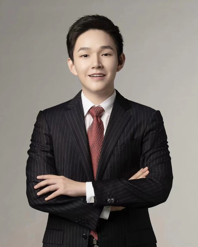 Tỷ ph&uacute; gi&agrave;u hơn Donald Trump, CEO Starbucks sau 1 đ&ecirc;m: Thạc sĩ Thanh Hoa, 24 tuổi l&agrave;m &ocirc;ng chủ tập đo&agrave;n dược phẩm lớn nhất ch&acirc;u &Aacute;- Ảnh 7.