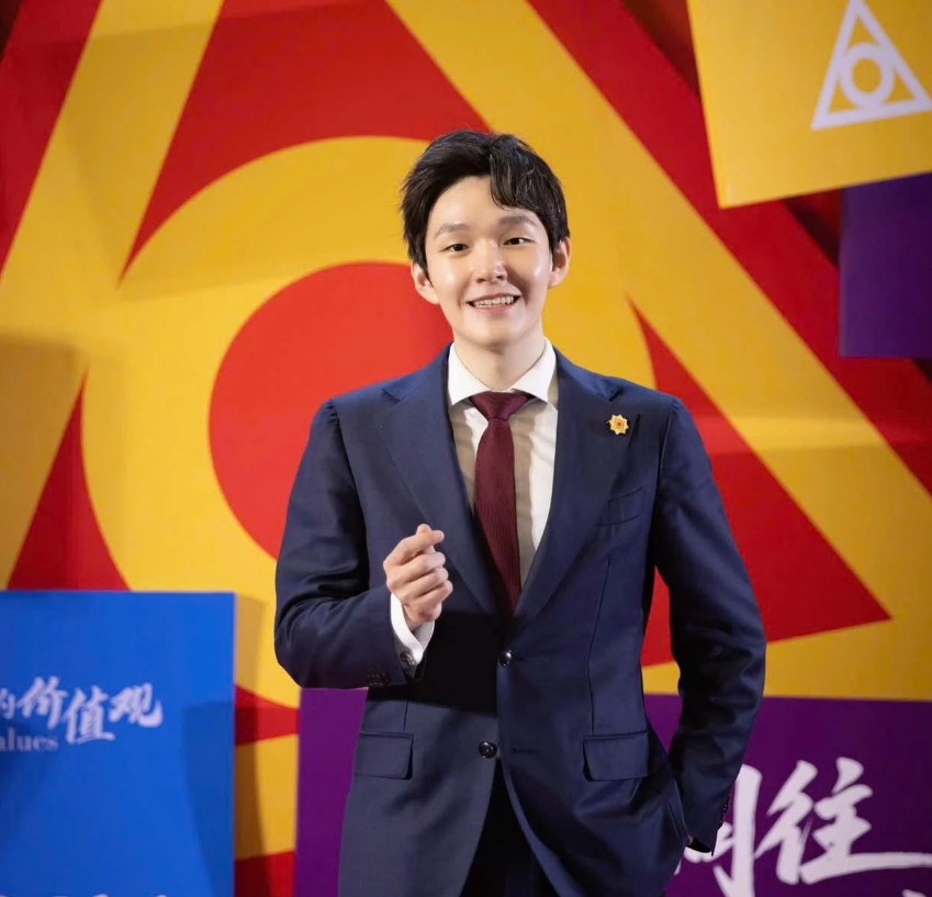 Tỷ ph&uacute; gi&agrave;u hơn Donald Trump, CEO Starbucks sau 1 đ&ecirc;m: Thạc sĩ Thanh Hoa, 24 tuổi l&agrave;m &ocirc;ng chủ tập đo&agrave;n dược phẩm lớn nhất ch&acirc;u &Aacute;- Ảnh 1.