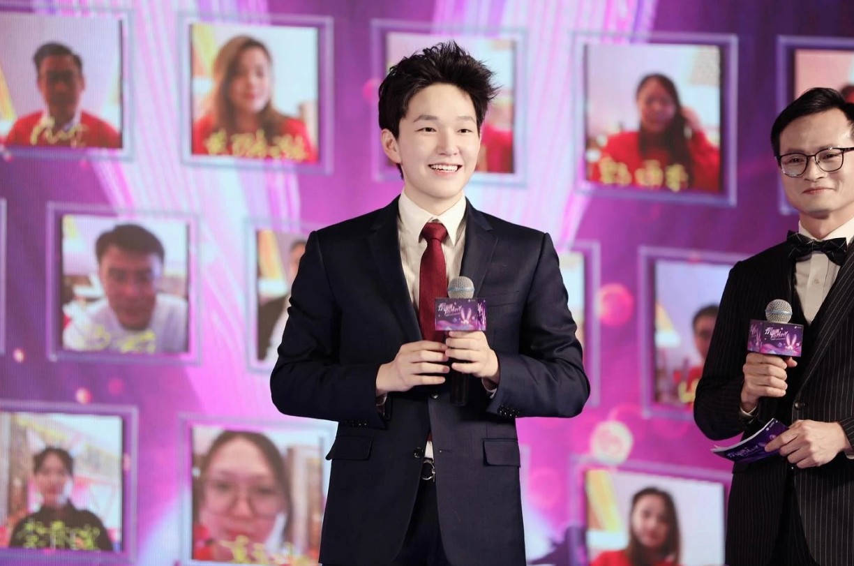 Tỷ ph&uacute; gi&agrave;u hơn Donald Trump, CEO Starbucks sau 1 đ&ecirc;m: Thạc sĩ Thanh Hoa, 24 tuổi l&agrave;m &ocirc;ng chủ tập đo&agrave;n dược phẩm lớn nhất ch&acirc;u &Aacute;- Ảnh 4.