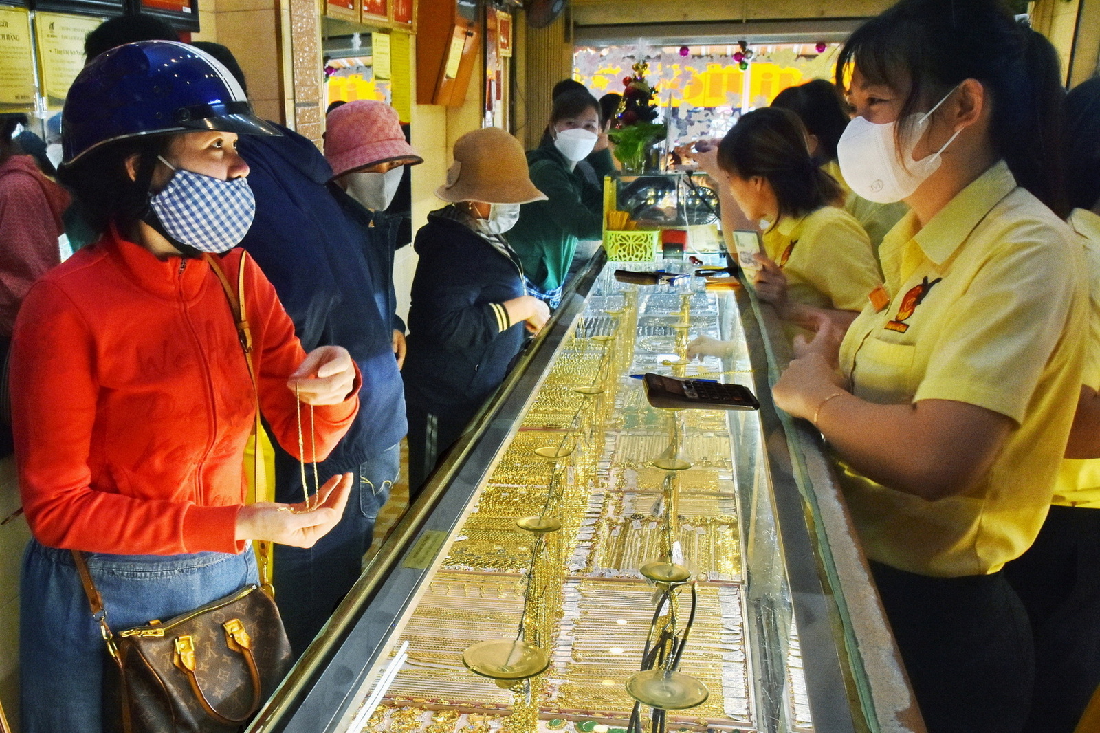 S&aacute;ng 24-2, gi&aacute; v&agrave;ng biến động lạ trước ng&agrave;y v&iacute;a Thần T&agrave;i- Ảnh 1.