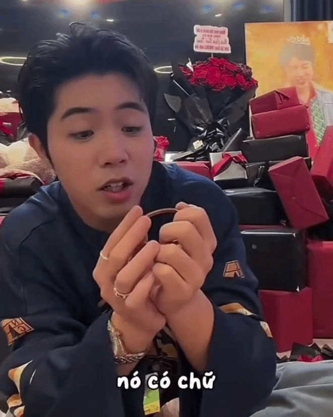 Nam ca sĩ Việt vướng drama bẽ b&agrave;ng v&igrave; qu&agrave; từ fan: "V&ograve;ng tay Rolex" 800 triệu hay m&oacute;n h&agrave;ng fake chỉ để khoe?- Ảnh 1.